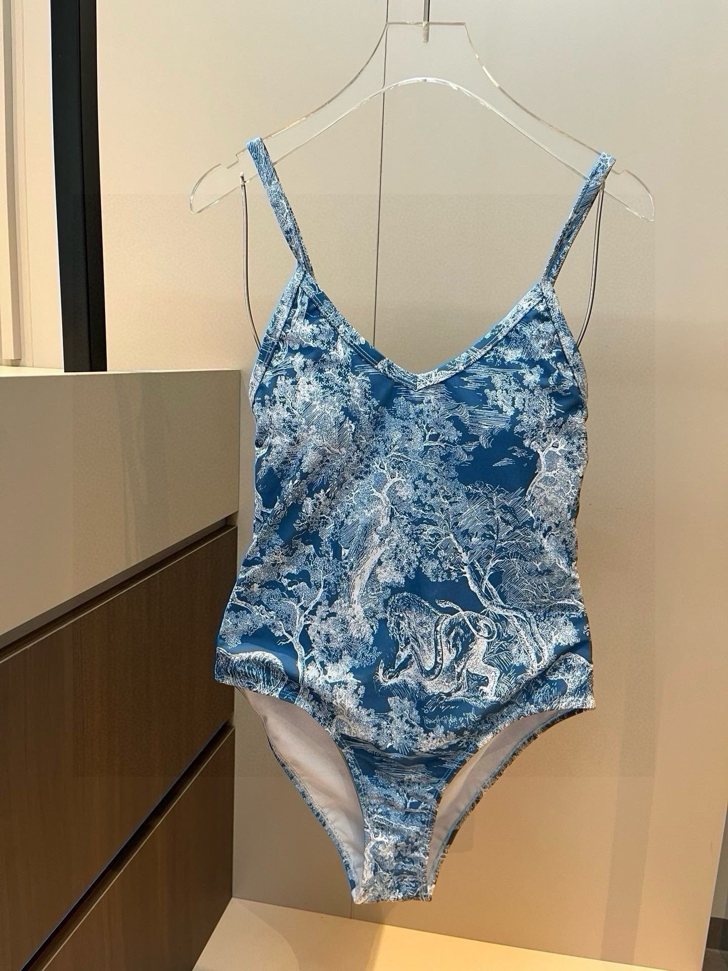 NO:304806,Dior's new one-piece swimsuit suitable for a variety of scenes. Swimming suits at the beach, swimming pool, hot spring, water park. You can rafting inside. The one-piece design covers the flesh and looks tall. The abdomen is a little fleshy. The back design reveals the beautiful back. The fabric is breathable and comfortable. The quick-drying elastic swimsuit is easier to clean. S M L XL swimsuits, swimsuits, bikinis, dior, dior, swimsuits, bikinis19860909Dior迪奥新款连体泳衣 适合多种场景的游泳衣♀海边 游泳池 温泉 水上乐园 漂流都可以内搭也完全可以 连体设计遮肉显高挑 腹部有点肉肉也不影响咱美美的 背面设计大露美背 面料透气舒适.速干弹性的游泳衣更加帖肤易清洗 码数S M L XL泳衣泳裤比基尼,泳衣，泳裤，比基尼,dior,dior,swimsuits,bikinis,accessory