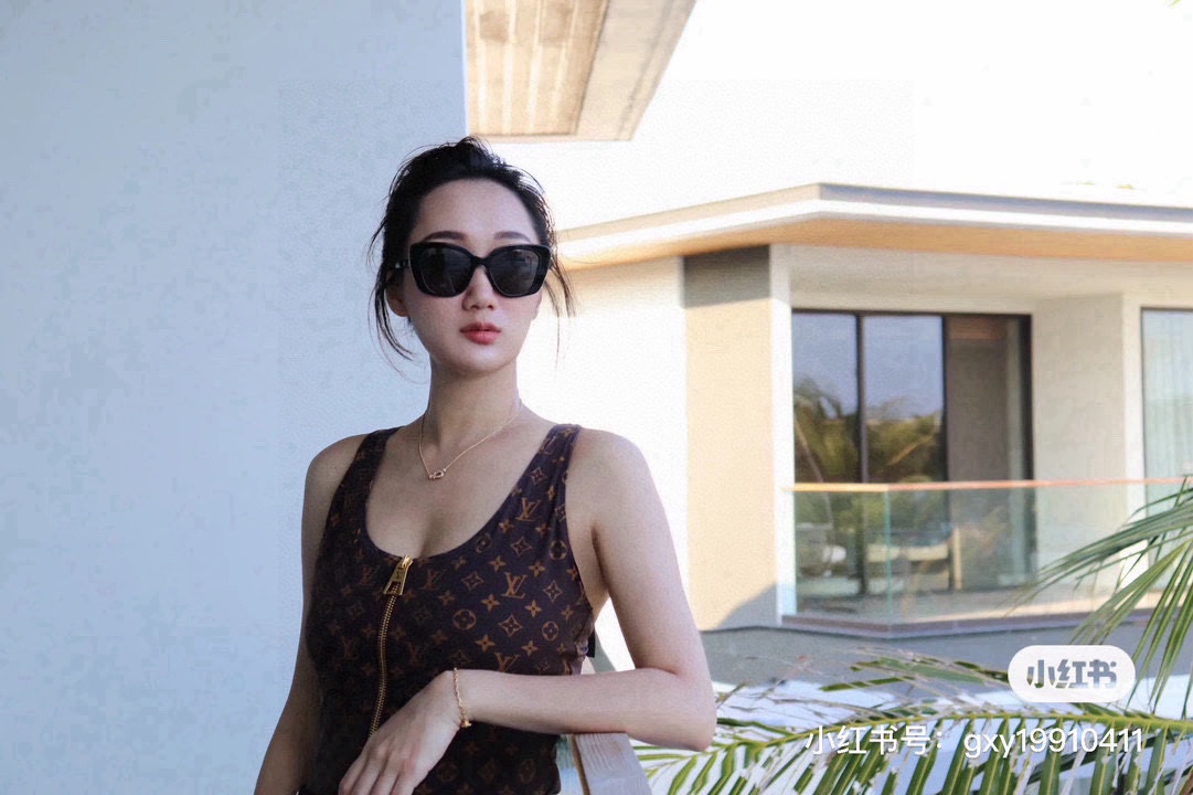 NO:304808,Lv Louis Vuitton's new one-piece swimsuit suitable for a variety of scenes ♀Seaside, swimming pool, hot spring, water park, rafting can be worn inside, one-piece design covers the flesh and looks tall, and the abdomen is a little fleshy, and it doesn't affect our beauty. The back design reveals the beautiful back, and the fabric is breathable and comfortable. The quick-drying elastic swimsuit is more easy to clean. S M L XL swimsuits, swimsuits, bikinis, louis vuitton, louis vuitton, swimsuits, swimsuits, bikinis19860909Lv路易威登新款连体泳衣 适合多种场景的游泳衣♀海边 游泳池 温泉 水上乐园 漂流都可以内搭也完全可以 连体设计遮肉显高挑 腹部有点肉肉也不影响咱美美的 背面设计大露美背 面料透气舒适.速干弹性的游泳衣更加帖肤易清洗 码数S M L XL泳衣泳裤比基尼,泳衣，泳裤，比基尼,louis vuitton,louis vuitton,swimsuits,bikinis,accessory