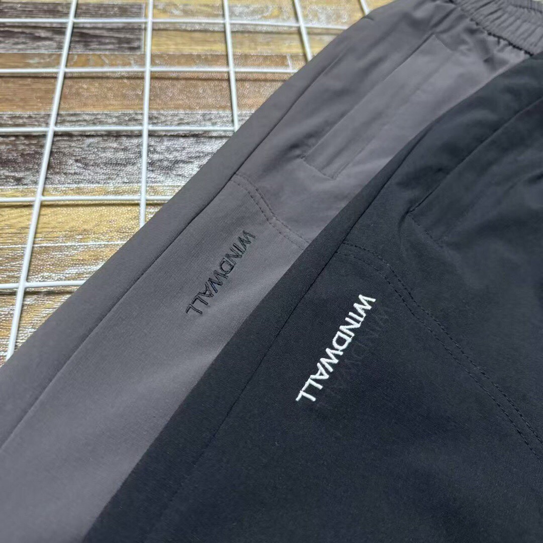 💰110 新款上新 限量款爆款推荐 2025春夏季TheNorthFace/北面 新款立体裁剪tnf北面机能工装基础大众休闲裤长裤)高逼格!万针刺绣logo!北面立体剪裁户外机能风工装裤!绝对完美的品质!春秋季情侣款男女同款男士宽松大码版型简约风运动裤百搭时尚休闲裤!贸易公司订单纯正非常挺得一款裤子 !必入单品!立体剪裁两侧大口袋拼接!面料舒适力挺!东西超级棒!高密度特定梭织全棉纱卡面料,透气不闷热,户外机能风,有大码男装束脚裤型,上身百搭超显腿长,做工细节都无可挑剔,同时又简约!户外休闲首选!重点推荐!太好穿了而且颜值很高!本来工厂做的是老外的单子!毁约了,不然这个价钱下不来的!!不计面料成本,工厂也只求把面料卖完!工人发发工资!宽松的廓形,修饰腿型!比如说腿粗的兄弟腿型不好的兄弟!都能很好的驾驭!搭配工装靴,运动鞋,休闲鞋,它都百搭!强烈推荐给兄弟们!三标齐全!完美品质!
颜色:黑色、灰色
尺码:M到XXXL(腰围松紧腰)
M:臀围116裤长96(建议95到120斤)
L:臀围120裤长98(建议120到140斤)
XL:臀围124裤长100(建议140到160斤)
XXL:臀围128裤长102(建议160到180斤)
XXXL臀围132裤长104(建议180到195斤)