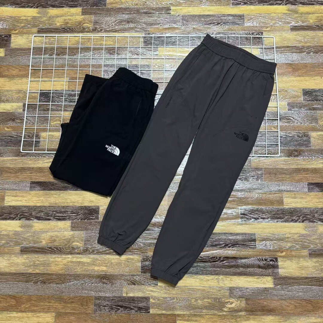 💰110 新款上新 限量款爆款推荐 2025春夏季TheNorthFace/北面 新款立体裁剪tnf北面机能工装基础大众休闲裤长裤)高逼格!万针刺绣logo!北面立体剪裁户外机能风工装裤!绝对完美的品质!春秋季情侣款男女同款男士宽松大码版型简约风运动裤百搭时尚休闲裤!贸易公司订单纯正非常挺得一款裤子 !必入单品!立体剪裁两侧大口袋拼接!面料舒适力挺!东西超级棒!高密度特定梭织全棉纱卡面料,透气不闷热,户外机能风,有大码男装束脚裤型,上身百搭超显腿长,做工细节都无可挑剔,同时又简约!户外休闲首选!重点推荐!太好穿了而且颜值很高!本来工厂做的是老外的单子!毁约了,不然这个价钱下不来的!!不计面料成本,工厂也只求把面料卖完!工人发发工资!宽松的廓形,修饰腿型!比如说腿粗的兄弟腿型不好的兄弟!都能很好的驾驭!搭配工装靴,运动鞋,休闲鞋,它都百搭!强烈推荐给兄弟们!三标齐全!完美品质!
颜色:黑色、灰色
尺码:M到XXXL(腰围松紧腰)
M:臀围116裤长96(建议95到120斤)
L:臀围120裤长98(建议120到140斤)
XL:臀围124裤长100(建议140到160斤)
XXL:臀围128裤长102(建议160到180斤)
XXXL臀围132裤长104(建议180到195斤)