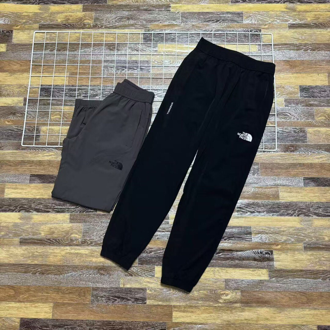 💰110 新款上新 限量款爆款推荐 2025春夏季TheNorthFace/北面 新款立体裁剪tnf北面机能工装基础大众休闲裤长裤)高逼格!万针刺绣logo!北面立体剪裁户外机能风工装裤!绝对完美的品质!春秋季情侣款男女同款男士宽松大码版型简约风运动裤百搭时尚休闲裤!贸易公司订单纯正非常挺得一款裤子 !必入单品!立体剪裁两侧大口袋拼接!面料舒适力挺!东西超级棒!高密度特定梭织全棉纱卡面料,透气不闷热,户外机能风,有大码男装束脚裤型,上身百搭超显腿长,做工细节都无可挑剔,同时又简约!户外休闲首选!重点推荐!太好穿了而且颜值很高!本来工厂做的是老外的单子!毁约了,不然这个价钱下不来的!!不计面料成本,工厂也只求把面料卖完!工人发发工资!宽松的廓形,修饰腿型!比如说腿粗的兄弟腿型不好的兄弟!都能很好的驾驭!搭配工装靴,运动鞋,休闲鞋,它都百搭!强烈推荐给兄弟们!三标齐全!完美品质!
颜色:黑色、灰色
尺码:M到XXXL(腰围松紧腰)
M:臀围116裤长96(建议95到120斤)
L:臀围120裤长98(建议120到140斤)
XL:臀围124裤长100(建议140到160斤)
XXL:臀围128裤长102(建议160到180斤)
XXXL臀围132裤长104(建议180到195斤)