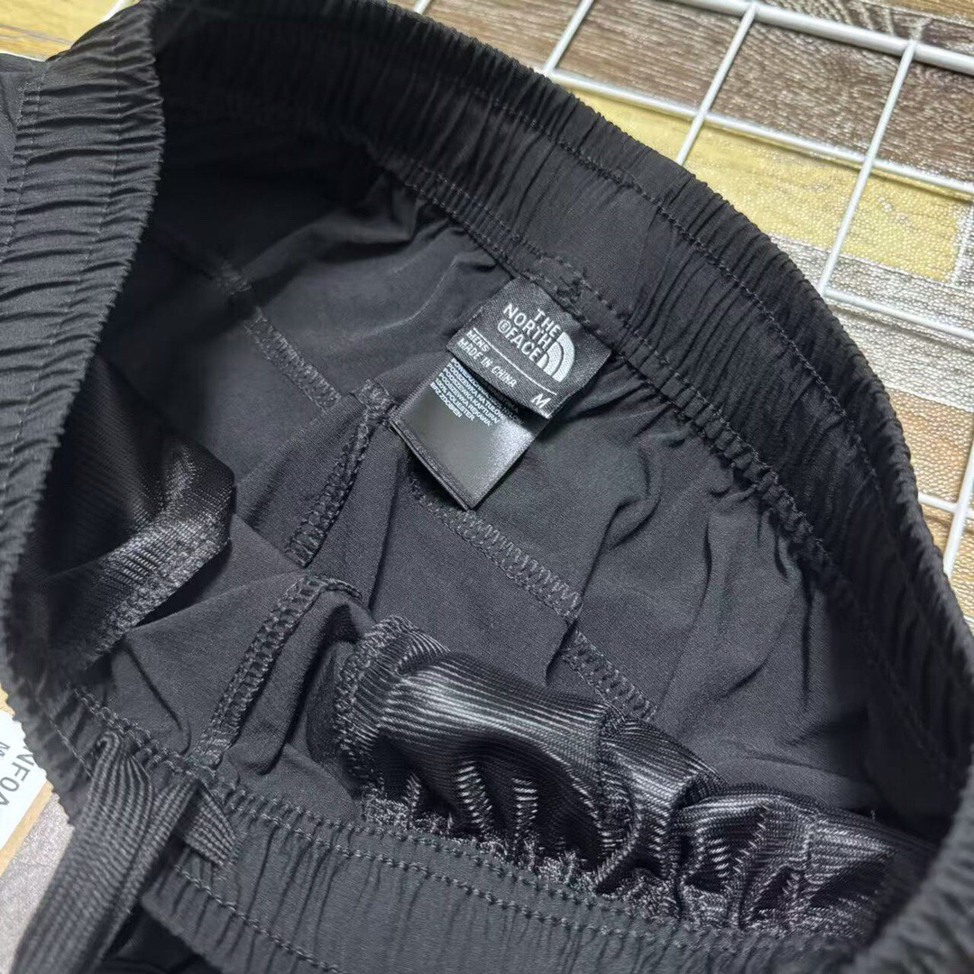 💰110 新款上新 限量款爆款推荐 2025春夏季TheNorthFace/北面 新款立体裁剪tnf北面机能工装基础大众休闲裤长裤)高逼格!万针刺绣logo!北面立体剪裁户外机能风工装裤!绝对完美的品质!春秋季情侣款男女同款男士宽松大码版型简约风运动裤百搭时尚休闲裤!贸易公司订单纯正非常挺得一款裤子 !必入单品!立体剪裁两侧大口袋拼接!面料舒适力挺!东西超级棒!高密度特定梭织全棉纱卡面料,透气不闷热,户外机能风,有大码男装束脚裤型,上身百搭超显腿长,做工细节都无可挑剔,同时又简约!户外休闲首选!重点推荐!太好穿了而且颜值很高!本来工厂做的是老外的单子!毁约了,不然这个价钱下不来的!!不计面料成本,工厂也只求把面料卖完!工人发发工资!宽松的廓形,修饰腿型!比如说腿粗的兄弟腿型不好的兄弟!都能很好的驾驭!搭配工装靴,运动鞋,休闲鞋,它都百搭!强烈推荐给兄弟们!三标齐全!完美品质!
颜色:黑色、灰色
尺码:M到XXXL(腰围松紧腰)
M:臀围116裤长96(建议95到120斤)
L:臀围120裤长98(建议120到140斤)
XL:臀围124裤长100(建议140到160斤)
XXL:臀围128裤长102(建议160到180斤)
XXXL臀围132裤长104(建议180到195斤)