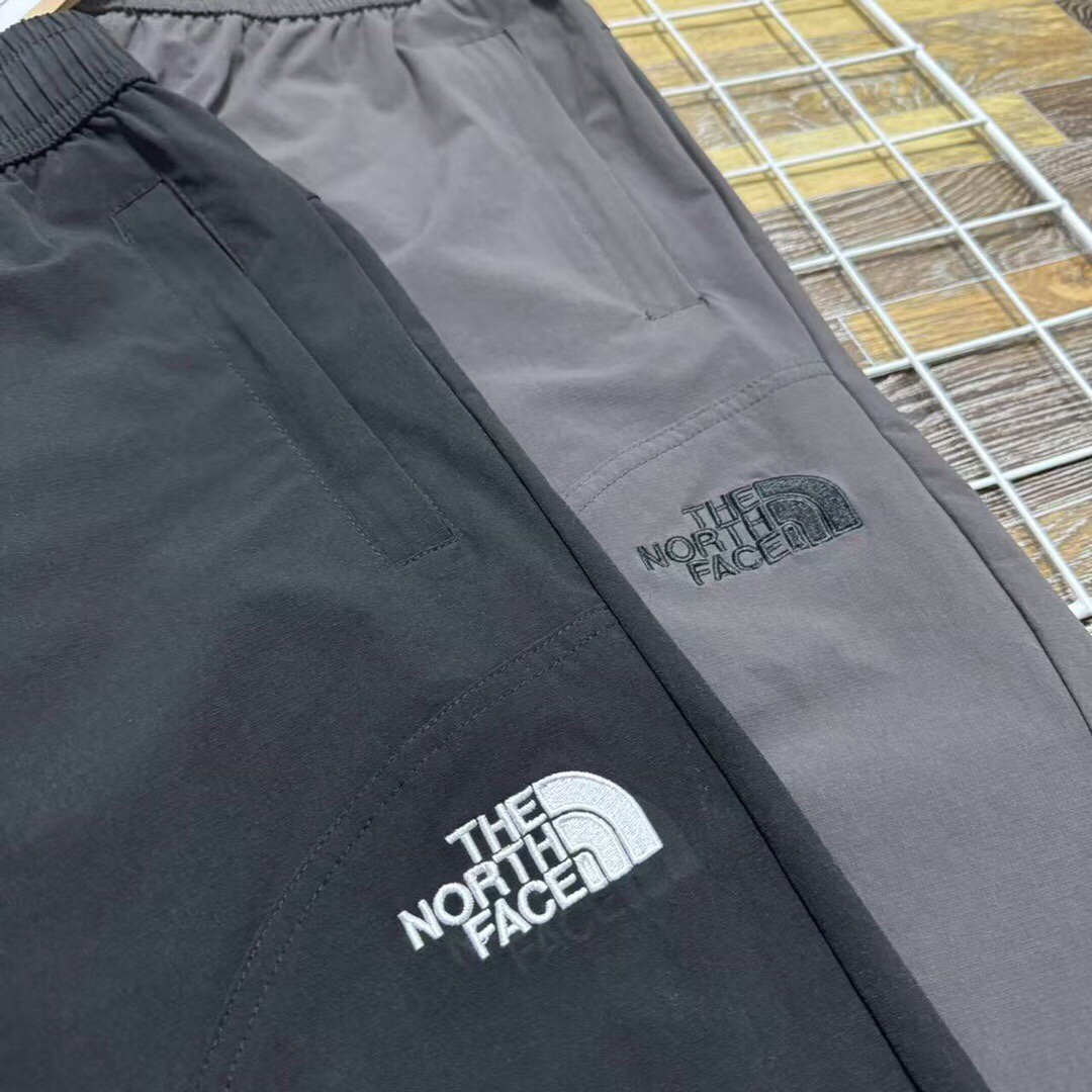 💰110 新款上新 限量款爆款推荐 2025春夏季TheNorthFace/北面 新款立体裁剪tnf北面机能工装基础大众休闲裤长裤)高逼格!万针刺绣logo!北面立体剪裁户外机能风工装裤!绝对完美的品质!春秋季情侣款男女同款男士宽松大码版型简约风运动裤百搭时尚休闲裤!贸易公司订单纯正非常挺得一款裤子 !必入单品!立体剪裁两侧大口袋拼接!面料舒适力挺!东西超级棒!高密度特定梭织全棉纱卡面料,透气不闷热,户外机能风,有大码男装束脚裤型,上身百搭超显腿长,做工细节都无可挑剔,同时又简约!户外休闲首选!重点推荐!太好穿了而且颜值很高!本来工厂做的是老外的单子!毁约了,不然这个价钱下不来的!!不计面料成本,工厂也只求把面料卖完!工人发发工资!宽松的廓形,修饰腿型!比如说腿粗的兄弟腿型不好的兄弟!都能很好的驾驭!搭配工装靴,运动鞋,休闲鞋,它都百搭!强烈推荐给兄弟们!三标齐全!完美品质!
颜色:黑色、灰色
尺码:M到XXXL(腰围松紧腰)
M:臀围116裤长96(建议95到120斤)
L:臀围120裤长98(建议120到140斤)
XL:臀围124裤长100(建议140到160斤)
XXL:臀围128裤长102(建议160到180斤)
XXXL臀围132裤长104(建议180到195斤)