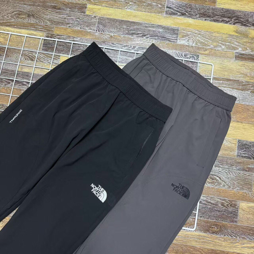 💰110 新款上新 限量款爆款推荐 2025春夏季TheNorthFace/北面 新款立体裁剪tnf北面机能工装基础大众休闲裤长裤)高逼格!万针刺绣logo!北面立体剪裁户外机能风工装裤!绝对完美的品质!春秋季情侣款男女同款男士宽松大码版型简约风运动裤百搭时尚休闲裤!贸易公司订单纯正非常挺得一款裤子 !必入单品!立体剪裁两侧大口袋拼接!面料舒适力挺!东西超级棒!高密度特定梭织全棉纱卡面料,透气不闷热,户外机能风,有大码男装束脚裤型,上身百搭超显腿长,做工细节都无可挑剔,同时又简约!户外休闲首选!重点推荐!太好穿了而且颜值很高!本来工厂做的是老外的单子!毁约了,不然这个价钱下不来的!!不计面料成本,工厂也只求把面料卖完!工人发发工资!宽松的廓形,修饰腿型!比如说腿粗的兄弟腿型不好的兄弟!都能很好的驾驭!搭配工装靴,运动鞋,休闲鞋,它都百搭!强烈推荐给兄弟们!三标齐全!完美品质!
颜色:黑色、灰色
尺码:M到XXXL(腰围松紧腰)
M:臀围116裤长96(建议95到120斤)
L:臀围120裤长98(建议120到140斤)
XL:臀围124裤长100(建议140到160斤)
XXL:臀围128裤长102(建议160到180斤)
XXXL臀围132裤长104(建议180到195斤)