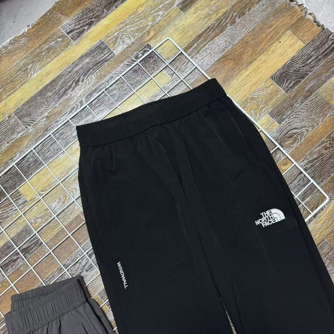 💰110 新款上新 限量款爆款推荐 2025春夏季TheNorthFace/北面 新款立体裁剪tnf北面机能工装基础大众休闲裤长裤)高逼格!万针刺绣logo!北面立体剪裁户外机能风工装裤!绝对完美的品质!春秋季情侣款男女同款男士宽松大码版型简约风运动裤百搭时尚休闲裤!贸易公司订单纯正非常挺得一款裤子 !必入单品!立体剪裁两侧大口袋拼接!面料舒适力挺!东西超级棒!高密度特定梭织全棉纱卡面料,透气不闷热,户外机能风,有大码男装束脚裤型,上身百搭超显腿长,做工细节都无可挑剔,同时又简约!户外休闲首选!重点推荐!太好穿了而且颜值很高!本来工厂做的是老外的单子!毁约了,不然这个价钱下不来的!!不计面料成本,工厂也只求把面料卖完!工人发发工资!宽松的廓形,修饰腿型!比如说腿粗的兄弟腿型不好的兄弟!都能很好的驾驭!搭配工装靴,运动鞋,休闲鞋,它都百搭!强烈推荐给兄弟们!三标齐全!完美品质!
颜色:黑色、灰色
尺码:M到XXXL(腰围松紧腰)
M:臀围116裤长96(建议95到120斤)
L:臀围120裤长98(建议120到140斤)
XL:臀围124裤长100(建议140到160斤)
XXL:臀围128裤长102(建议160到180斤)
XXXL臀围132裤长104(建议180到195斤)