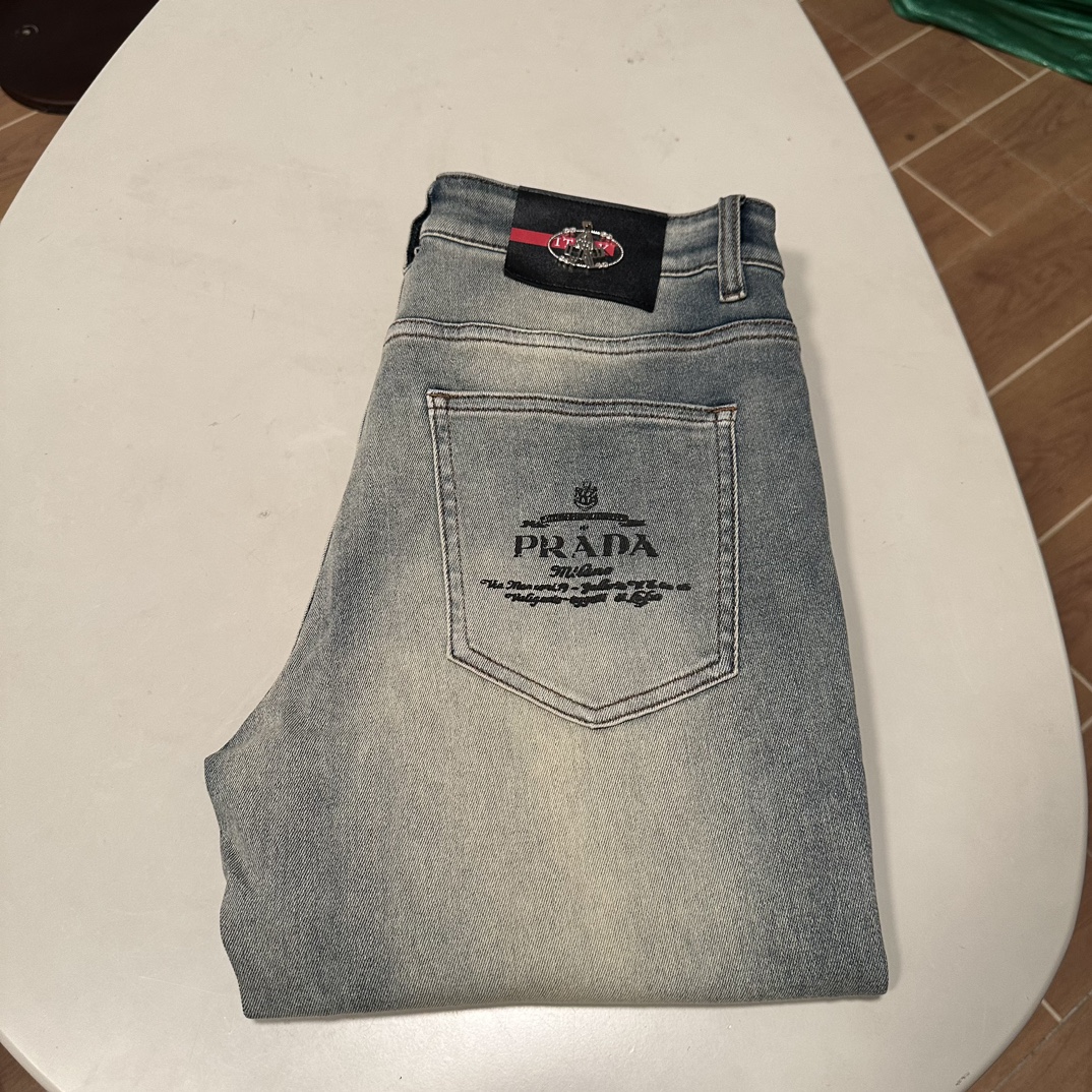 NO:151110,PRA Prada 2025 spring and summer new model is available in stock, original single hot jeans super customized model, original hardware, super heavy industry technology, excellent version, impeccable details!  The style is not picky, it is very high-end, and the good products are not waiting for everyone. Take a look at it and start quickly. Size 29-40, prada, prada, jeans, alexander wang19860909PRA 普拉达 2025春夏新款现货上市,原单爆款牛仔裤超级定制款,原版五金,超级重工工艺,版型超赞细节做工无可挑剔！款式不挑人,特别高档,好货不等人,看中赶紧下手,尺码29-40,,prada,prada,jeans,alexander wang,Men's clothing