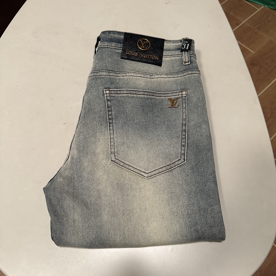 NO:151104,LV Louis Vuitton 2025 spring and summer new model is available in stock, original single hot jeans super customized model, original hardware, super heavy industry technology, excellent version, impeccable details!  The style is not picky, it is very high-end, and the good products are not waiting for everyone. Take a look at it and start quickly. Size 29-40, louis vuitton, louis vuitton, jeans, alexander wang19860909LV 路易威登 2025春夏新款现货上市,原单爆款牛仔裤超级定制款,原版五金,超级重工工艺,版型超赞细节做工无可挑剔！款式不挑人,特别高档,好货不等人,看中赶紧下手,尺码29-40,,louis vuitton,louis vuitton,jeans,alexander wang,Men's clothing