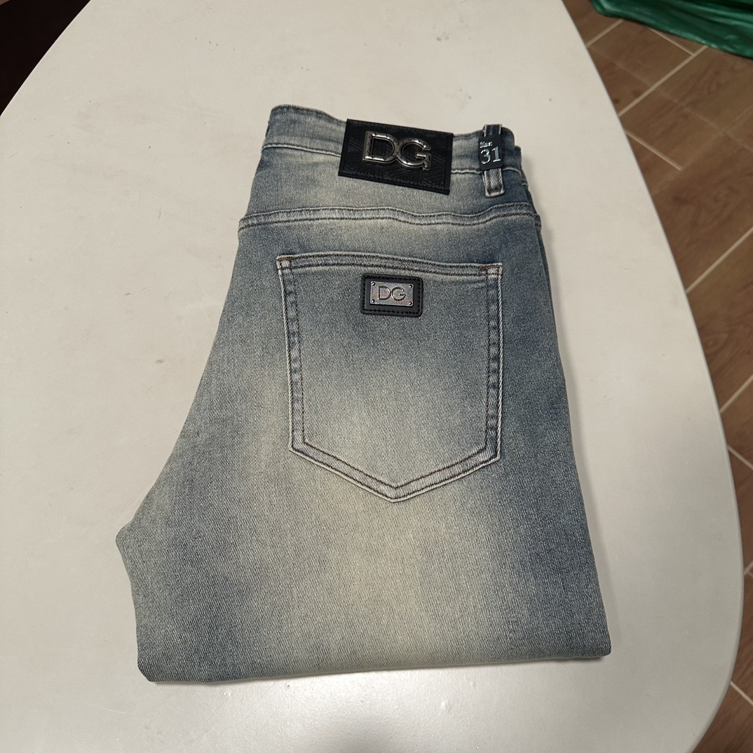 NO:151100,DG Dolce & Gabbana's new spring and summer 2025 new model is available in stock, original single hot jeans are super customized, original hardware, super heavy industry technology, excellent version, impeccable details!  The style is not picky, it is very high-end, and the good products are not waiting for everyone. Take a look at it and start quickly. Size 29-40, Dolce & Gabbana, Dolce & Gabbana, jeans, alexander wang19860909DG 杜嘉班纳2025春夏新款现货上市,原单爆款牛仔裤超级定制款,原版五金,超级重工工艺,版型超赞细节做工无可挑剔！款式不挑人,特别高档,好货不等人,看中赶紧下手,尺码29-40,,Dolce&Gabbana,Dolce&Gabbana,jeans,alexander wang,Men's clothing