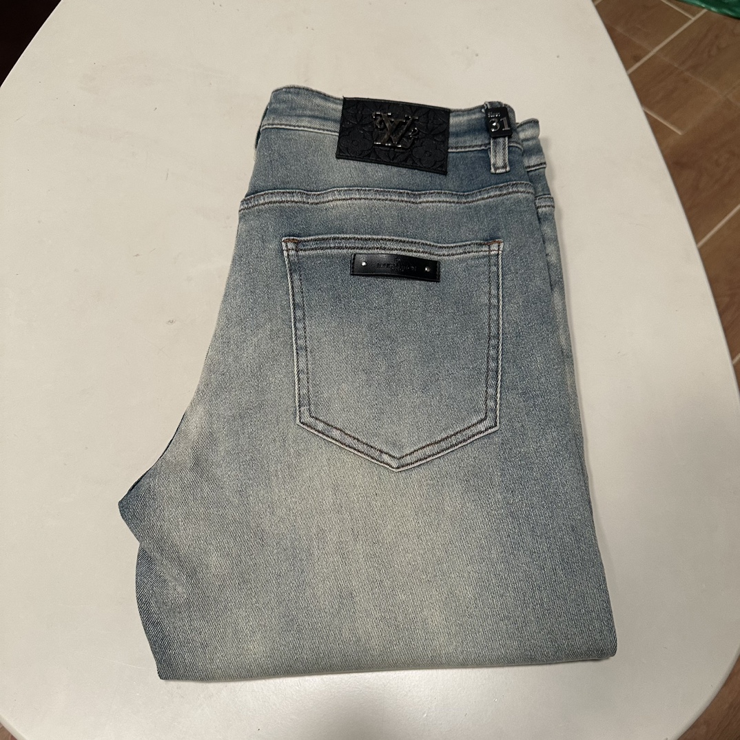NO:151096,LV Louis Vuitton 2025 spring and summer new model is available in stock, original single hot jeans super customized model, original hardware, super heavy industry technology, excellent version, impeccable details!  The style is not picky, it is very high-end, and the good products are not waiting for everyone. Take a look at it and start quickly. Size 29-40, louis vuitton, louis vuitton, jeans, alexander wang19860909LV 路易威登 2025春夏新款现货上市,原单爆款牛仔裤超级定制款,原版五金,超级重工工艺,版型超赞细节做工无可挑剔！款式不挑人,特别高档,好货不等人,看中赶紧下手,尺码29-40,,louis vuitton,louis vuitton,jeans,alexander wang,Men's clothing