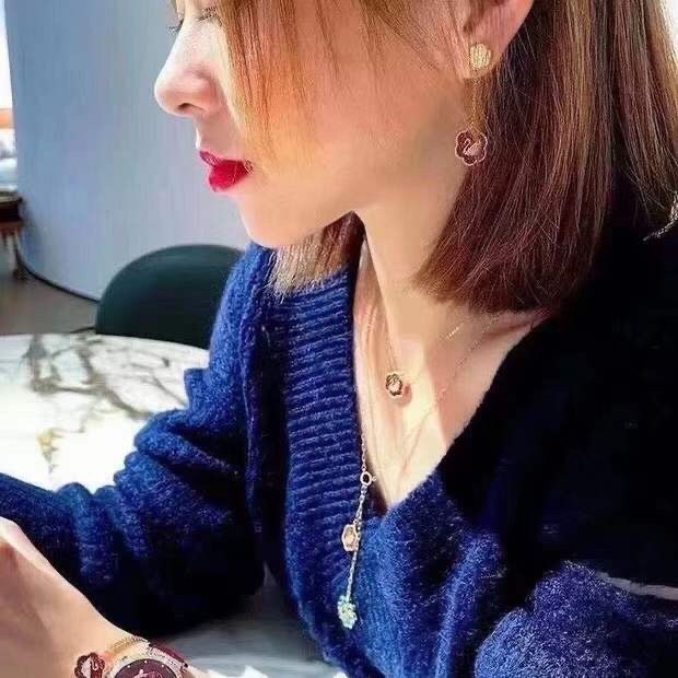 swarovski 花开耀吉 红色花卉天鹅耳环 这款精致的耳环采用花卉图形设计，其灵感源自传统大吉葫芦瓶