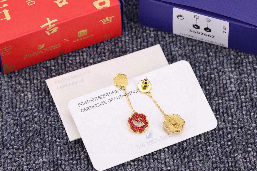 swarovski 花开耀吉 红色花卉天鹅耳环 这款精致的耳环采用花卉图形设计，其灵感源自传统大吉葫芦瓶