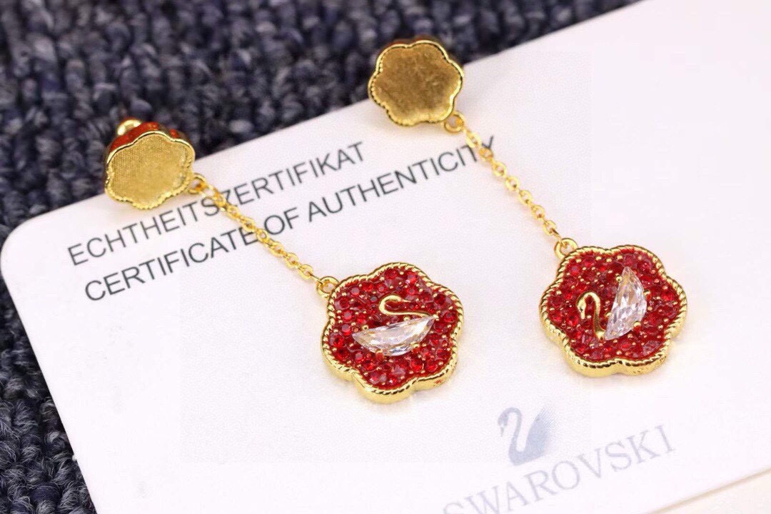swarovski 花开耀吉 红色花卉天鹅耳环 这款精致的耳环采用花卉图形设计，其灵感源自传统大吉葫芦瓶