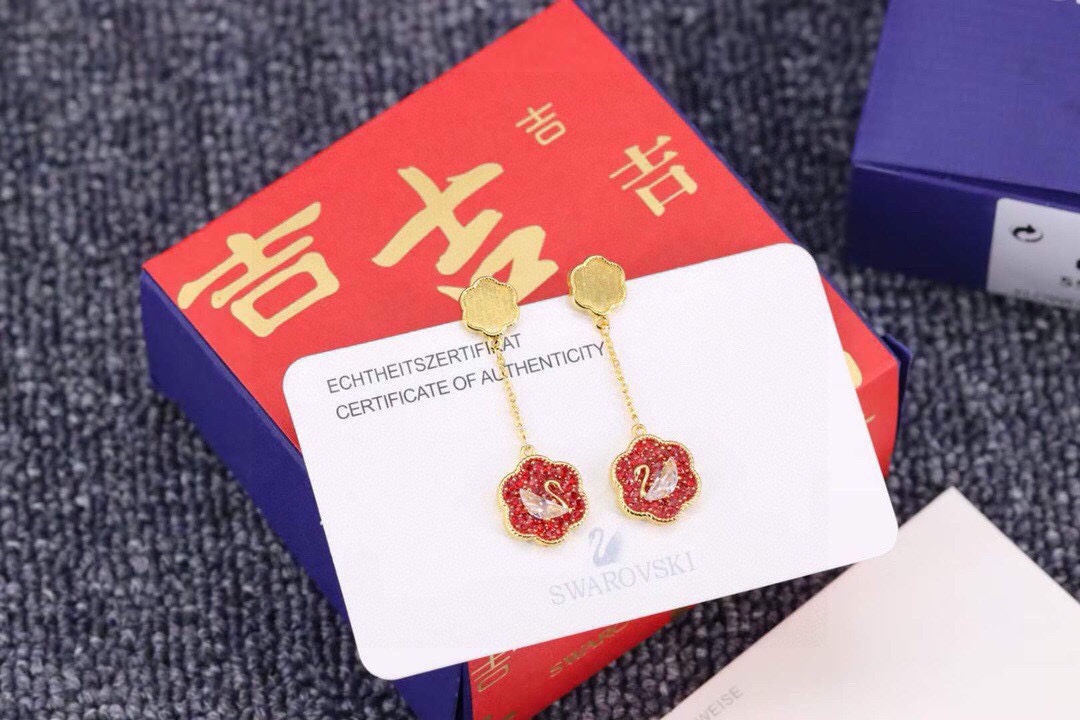 swarovski 花开耀吉 红色花卉天鹅耳环 这款精致的耳环采用花卉图形设计，其灵感源自传统大吉葫芦瓶