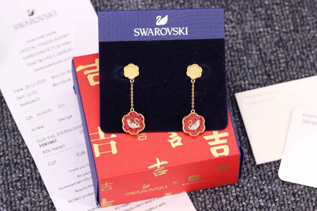 swarovski 花开耀吉 红色花卉天鹅耳环 这款精致的耳环采用花卉图形设计，其灵感源自传统大吉葫芦瓶