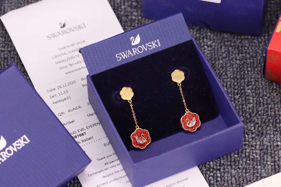 swarovski 花开耀吉 红色花卉天鹅耳环 这款精致的耳环采用花卉图形设计，其灵感源自传统大吉葫芦瓶