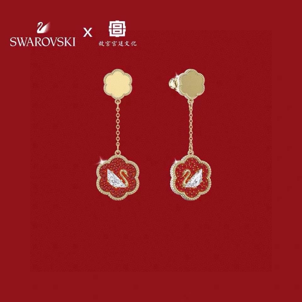 swarovski 花开耀吉 红色花卉天鹅耳环 这款精致的耳环采用花卉图形设计，其灵感源自传统大吉葫芦瓶