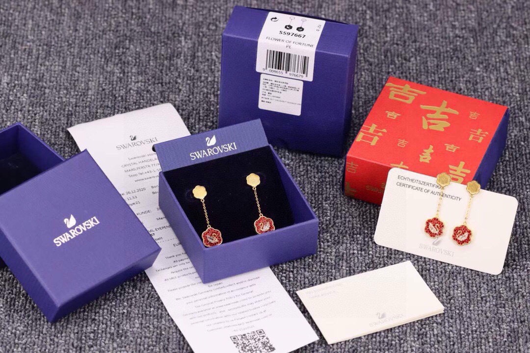 swarovski 花开耀吉 红色花卉天鹅耳环 这款精致的耳环采用花卉图形设计，其灵感源自传统大吉葫芦瓶