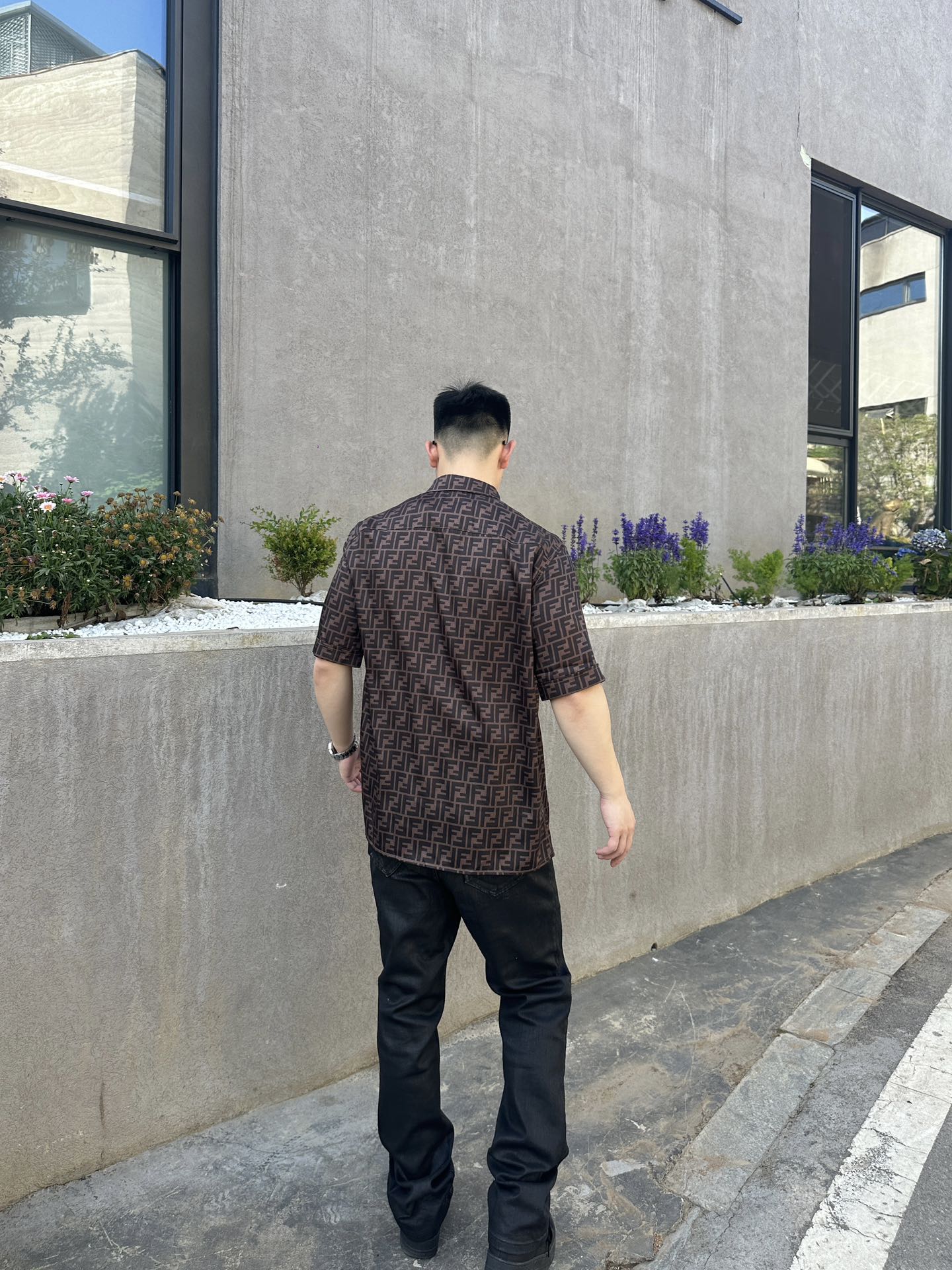 。Fendi 全幅FF短袖衬衫
定制莱赛尔天丝 细腻柔软 舒适贴肤 棕韵天成 奢雅无界 饰以FF字母点缀