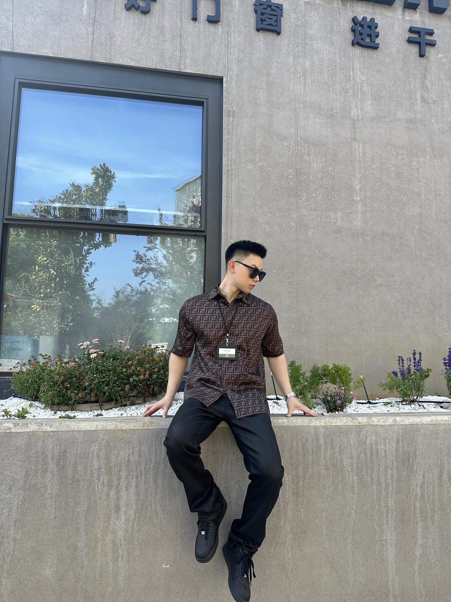 。Fendi 全幅FF短袖衬衫
定制莱赛尔天丝 细腻柔软 舒适贴肤 棕韵天成 奢雅无界 饰以FF字母点缀