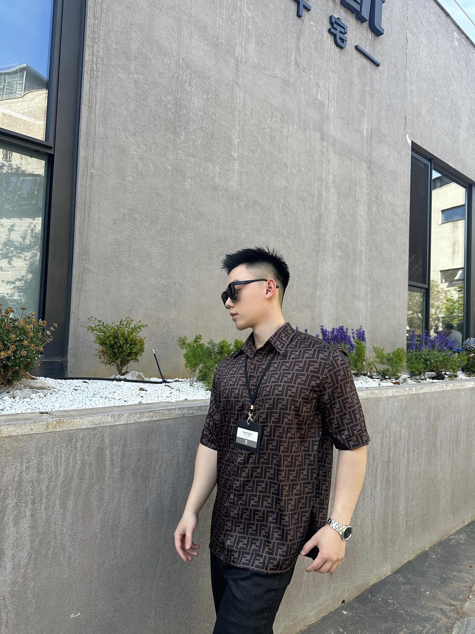 。Fendi 全幅FF短袖衬衫
定制莱赛尔天丝 细腻柔软 舒适贴肤 棕韵天成 奢雅无界 饰以FF字母点缀