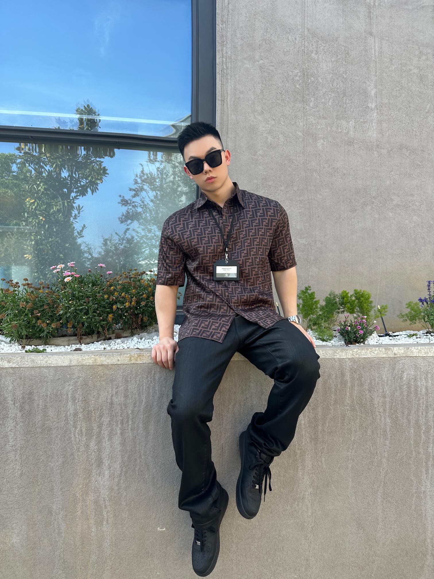 。Fendi 全幅FF短袖衬衫
定制莱赛尔天丝 细腻柔软 舒适贴肤 棕韵天成 奢雅无界 饰以FF字母点缀