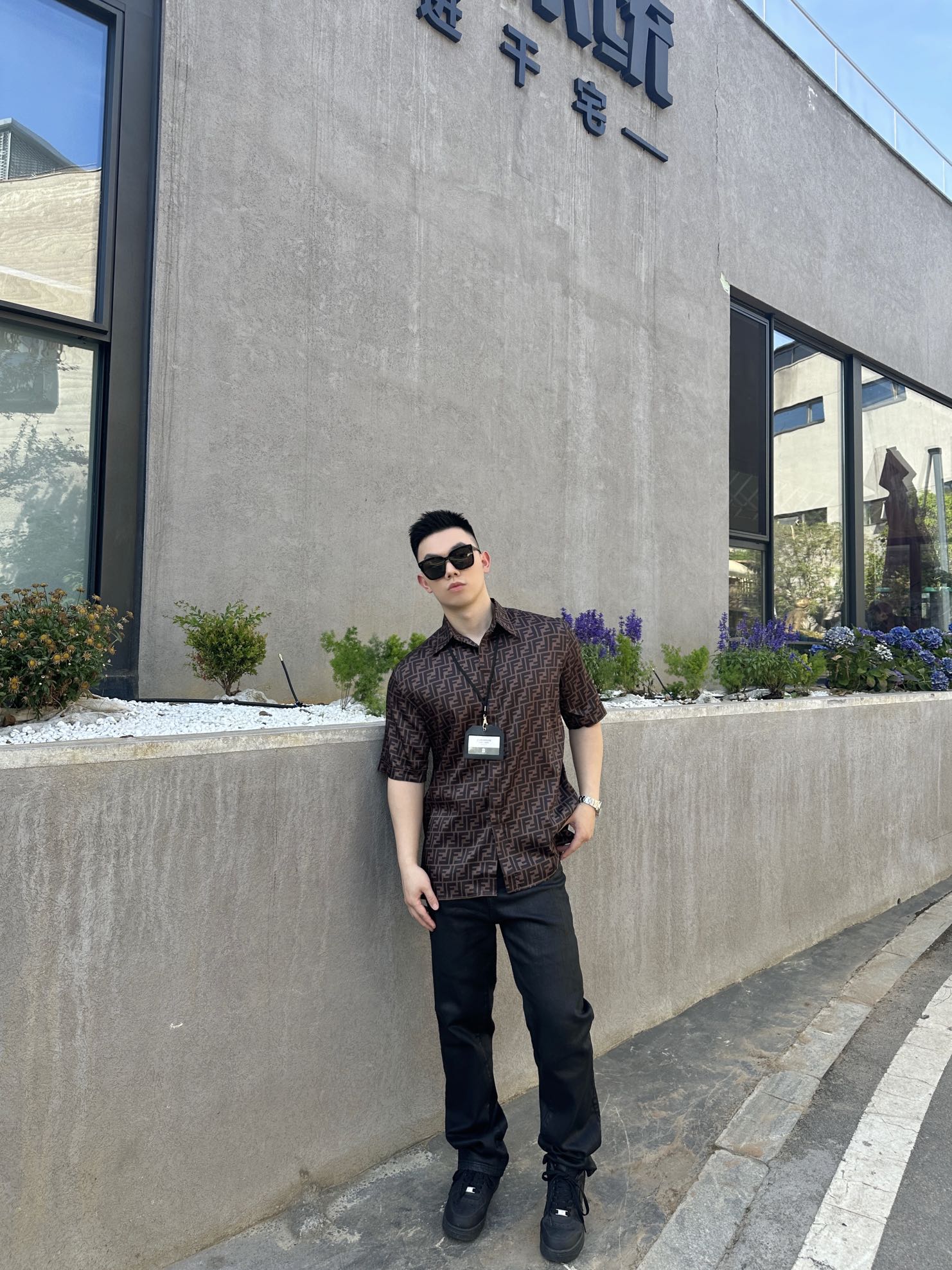 。Fendi 全幅FF短袖衬衫
定制莱赛尔天丝 细腻柔软 舒适贴肤 棕韵天成 奢雅无界 饰以FF字母点缀