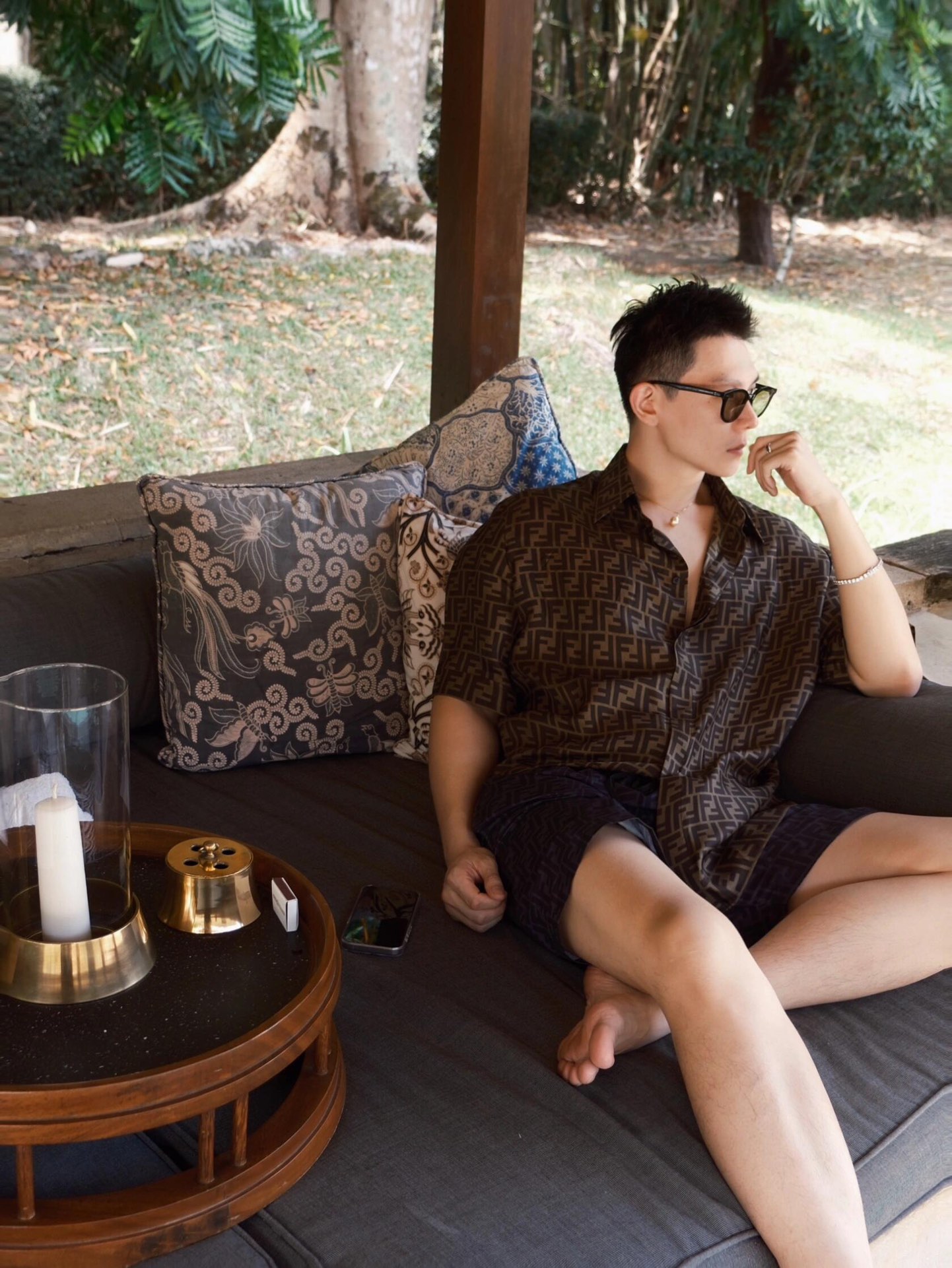 。Fendi 全幅FF短袖衬衫
定制莱赛尔天丝 细腻柔软 舒适贴肤 棕韵天成 奢雅无界 饰以FF字母点缀