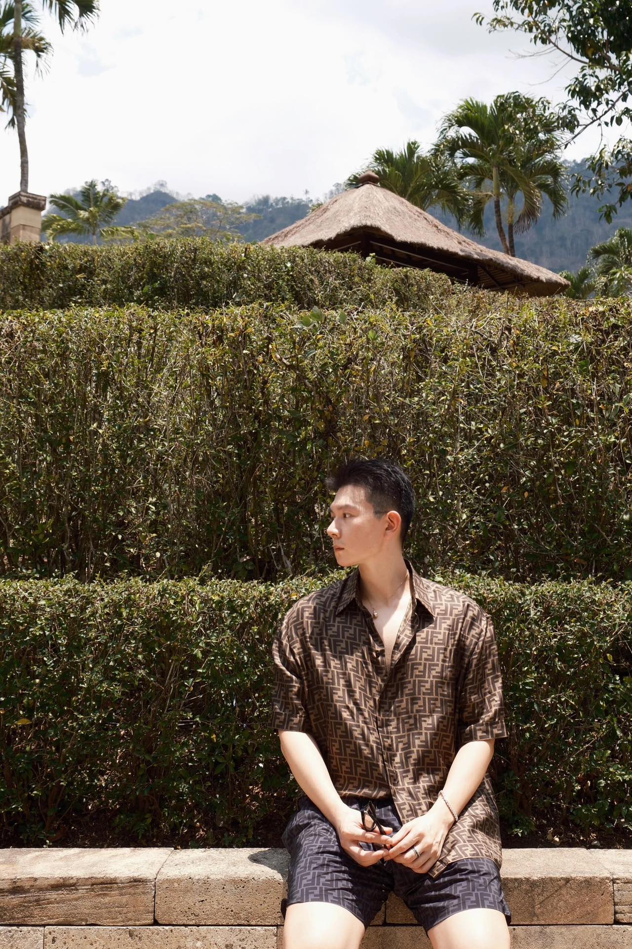 。Fendi 全幅FF短袖衬衫
定制莱赛尔天丝 细腻柔软 舒适贴肤 棕韵天成 奢雅无界 饰以FF字母点缀