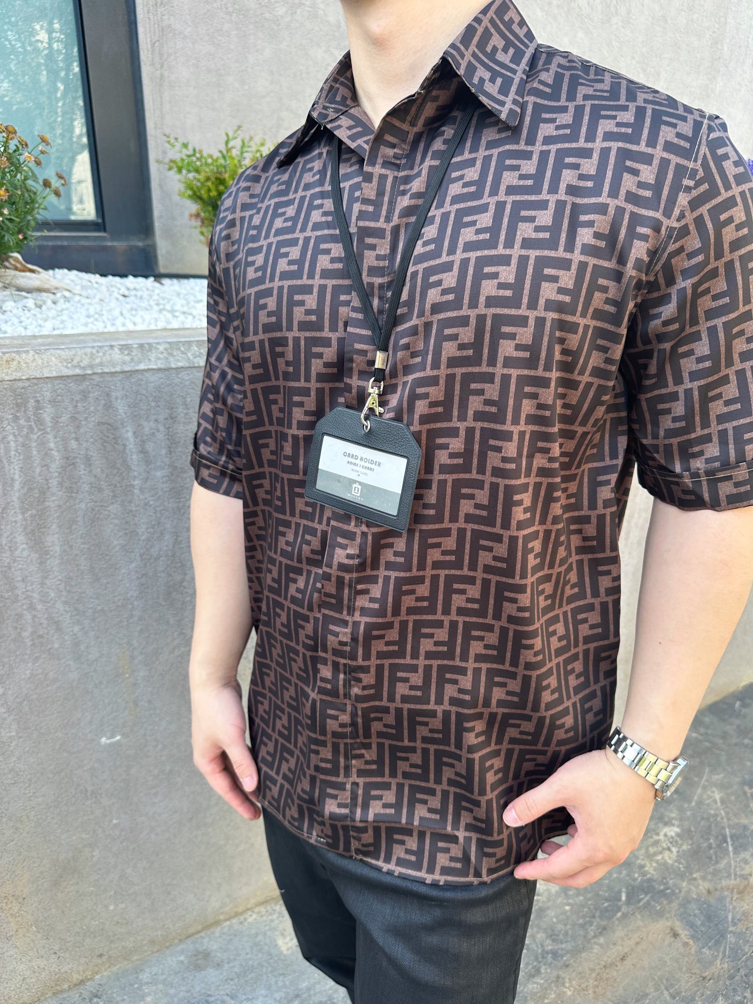 。Fendi 全幅FF短袖衬衫
定制莱赛尔天丝 细腻柔软 舒适贴肤 棕韵天成 奢雅无界 饰以FF字母点缀