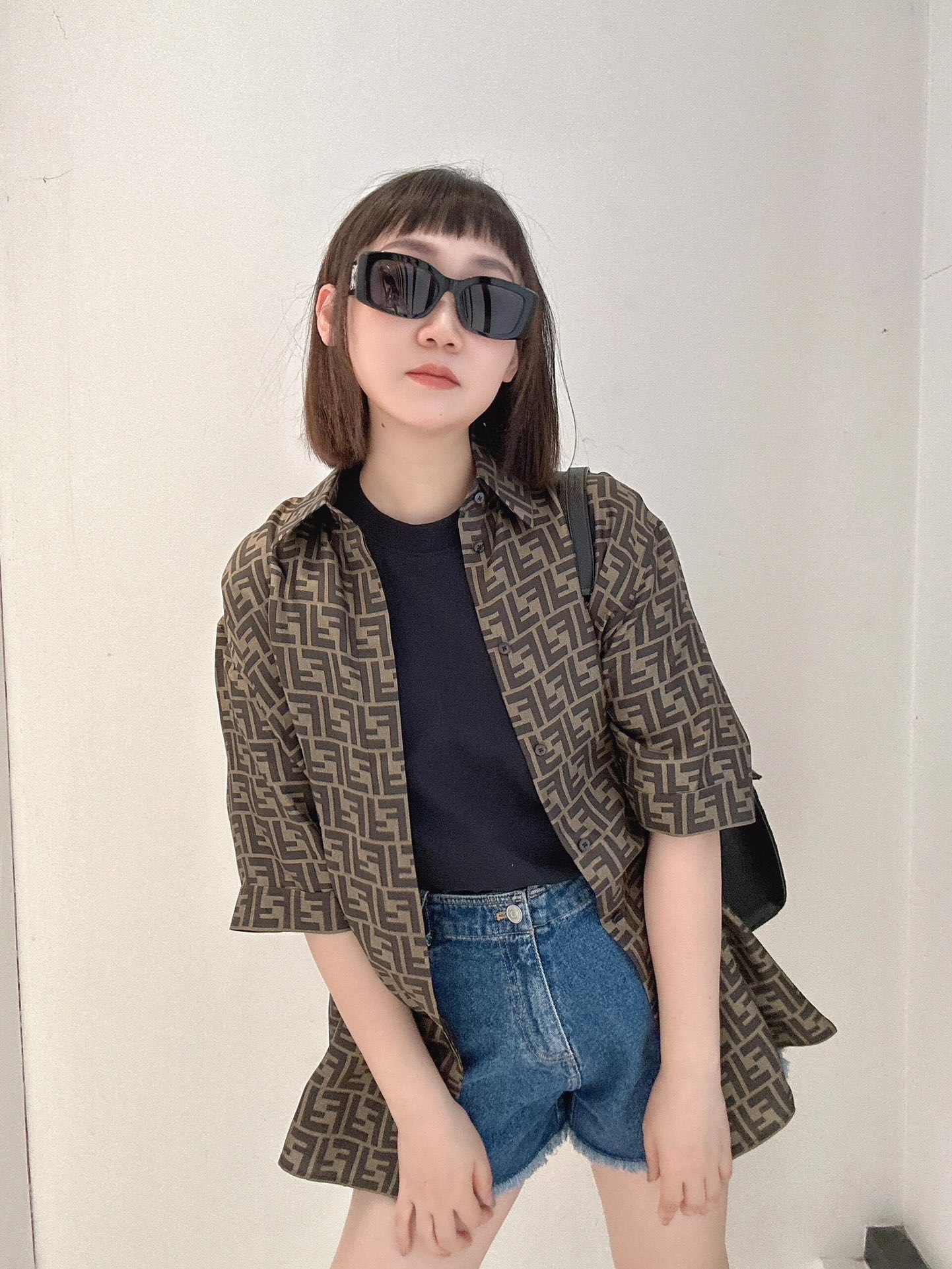 。Fendi 全幅FF短袖衬衫
定制莱赛尔天丝 细腻柔软 舒适贴肤 棕韵天成 奢雅无界 饰以FF字母点缀