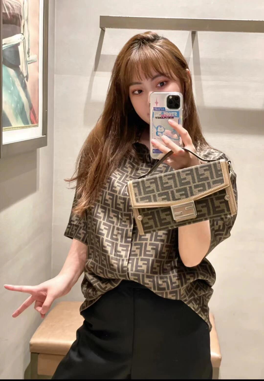 。Fendi 全幅FF短袖衬衫
定制莱赛尔天丝 细腻柔软 舒适贴肤 棕韵天成 奢雅无界 饰以FF字母点缀