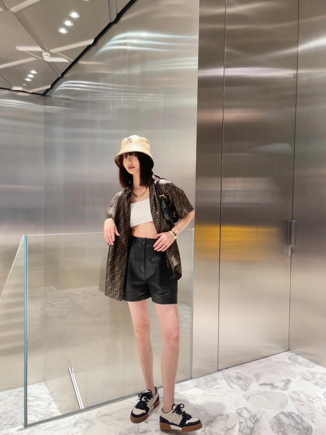 。Fendi 全幅FF短袖衬衫
定制莱赛尔天丝 细腻柔软 舒适贴肤 棕韵天成 奢雅无界 饰以FF字母点缀