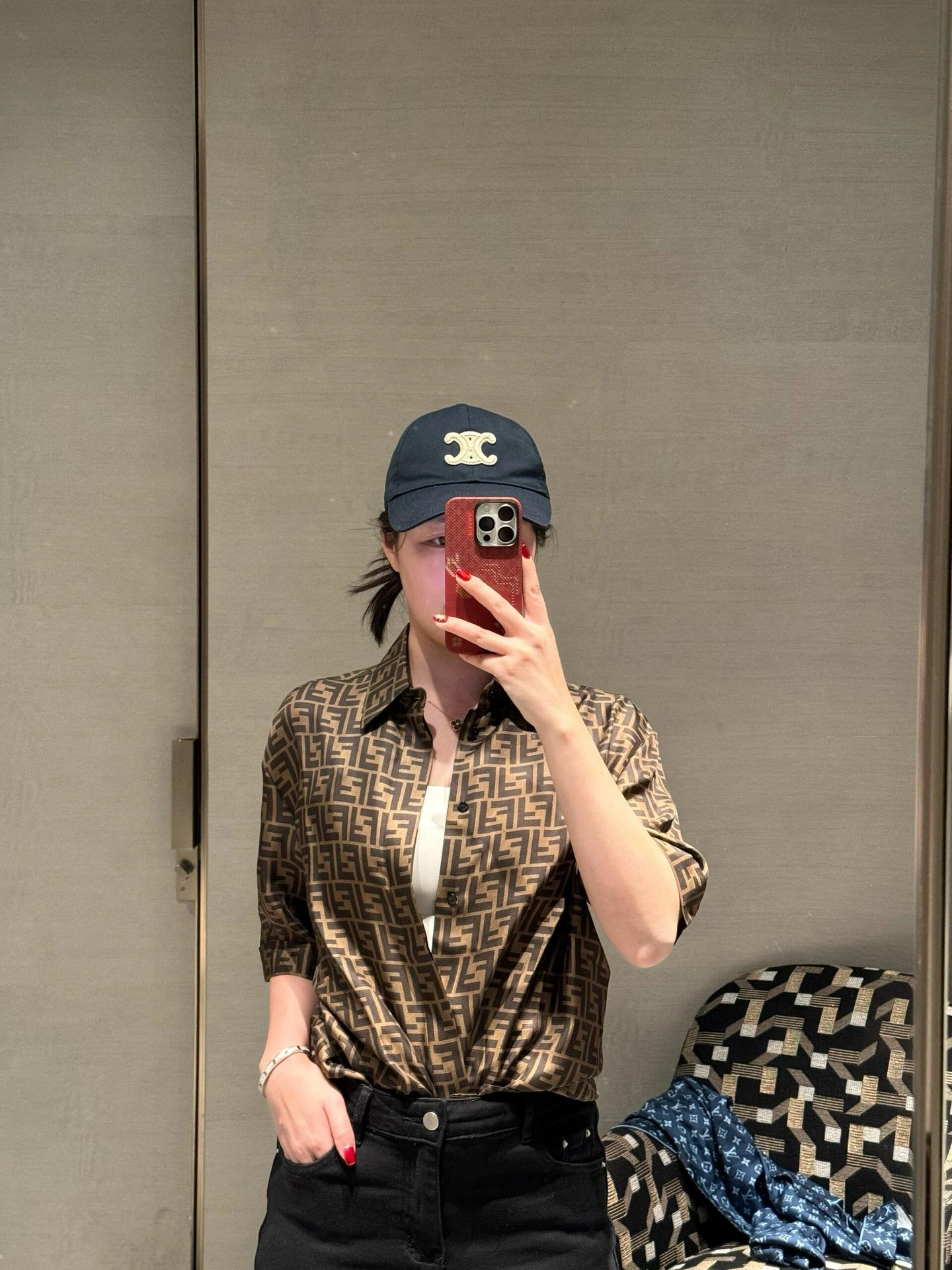 。Fendi 全幅FF短袖衬衫
定制莱赛尔天丝 细腻柔软 舒适贴肤 棕韵天成 奢雅无界 饰以FF字母点缀