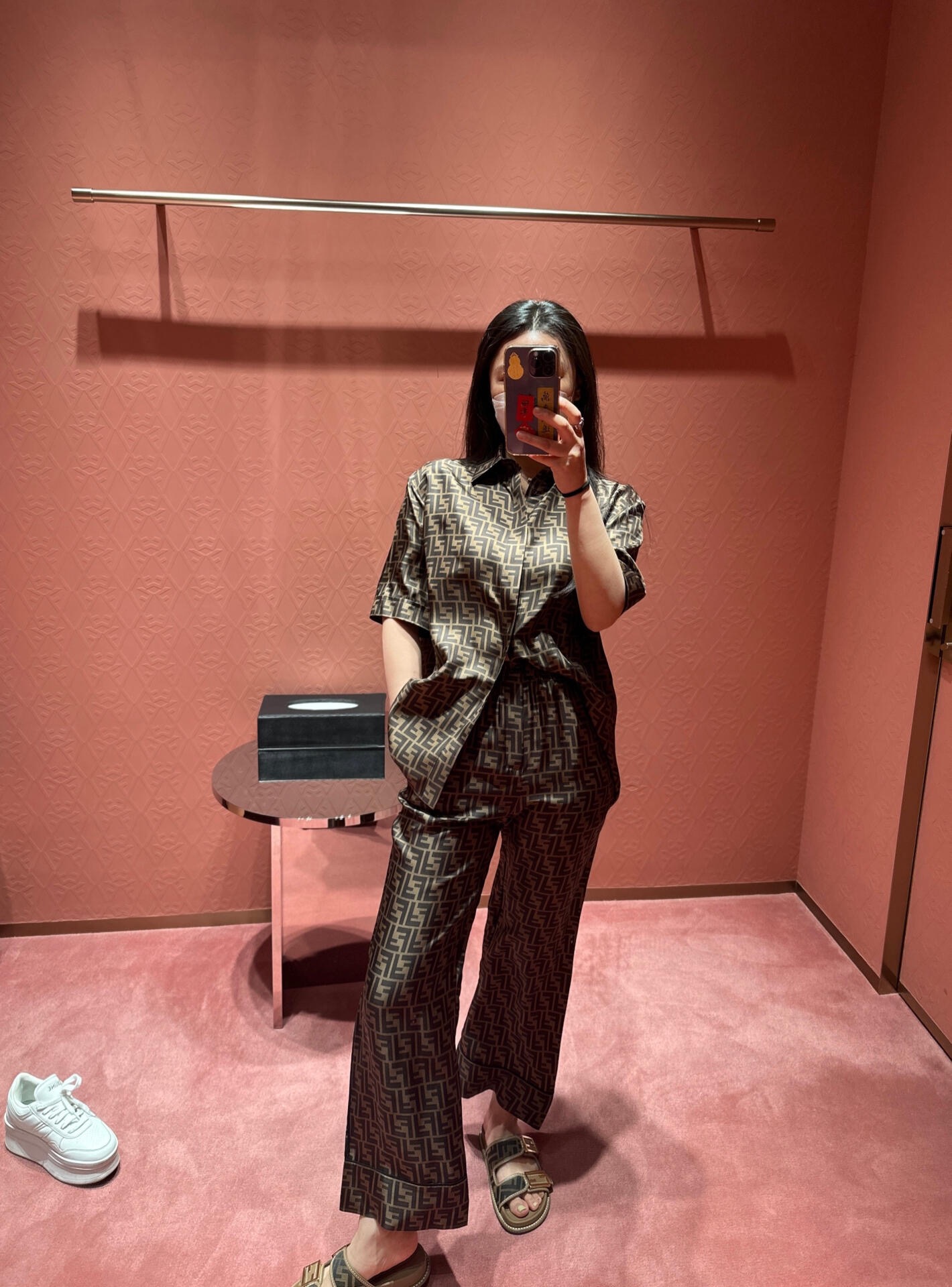 。Fendi 全幅FF短袖衬衫
定制莱赛尔天丝 细腻柔软 舒适贴肤 棕韵天成 奢雅无界 饰以FF字母点缀