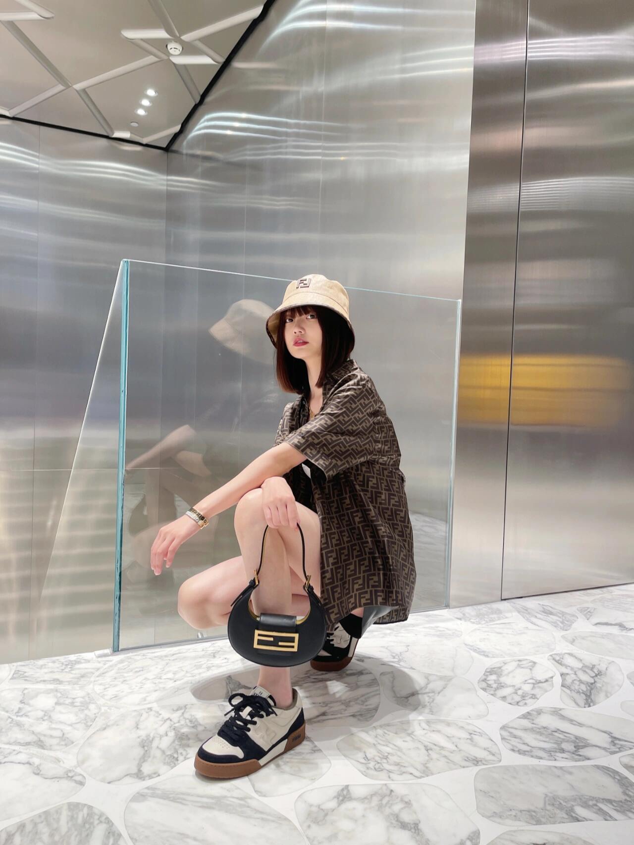 。Fendi 全幅FF短袖衬衫
定制莱赛尔天丝 细腻柔软 舒适贴肤 棕韵天成 奢雅无界 饰以FF字母点缀