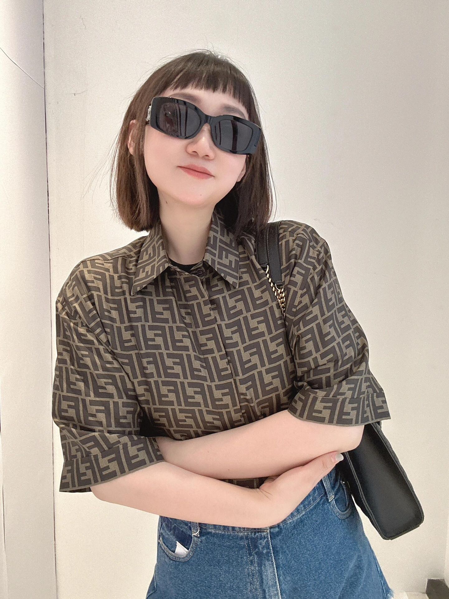 。Fendi 全幅FF短袖衬衫
定制莱赛尔天丝 细腻柔软 舒适贴肤 棕韵天成 奢雅无界 饰以FF字母点缀