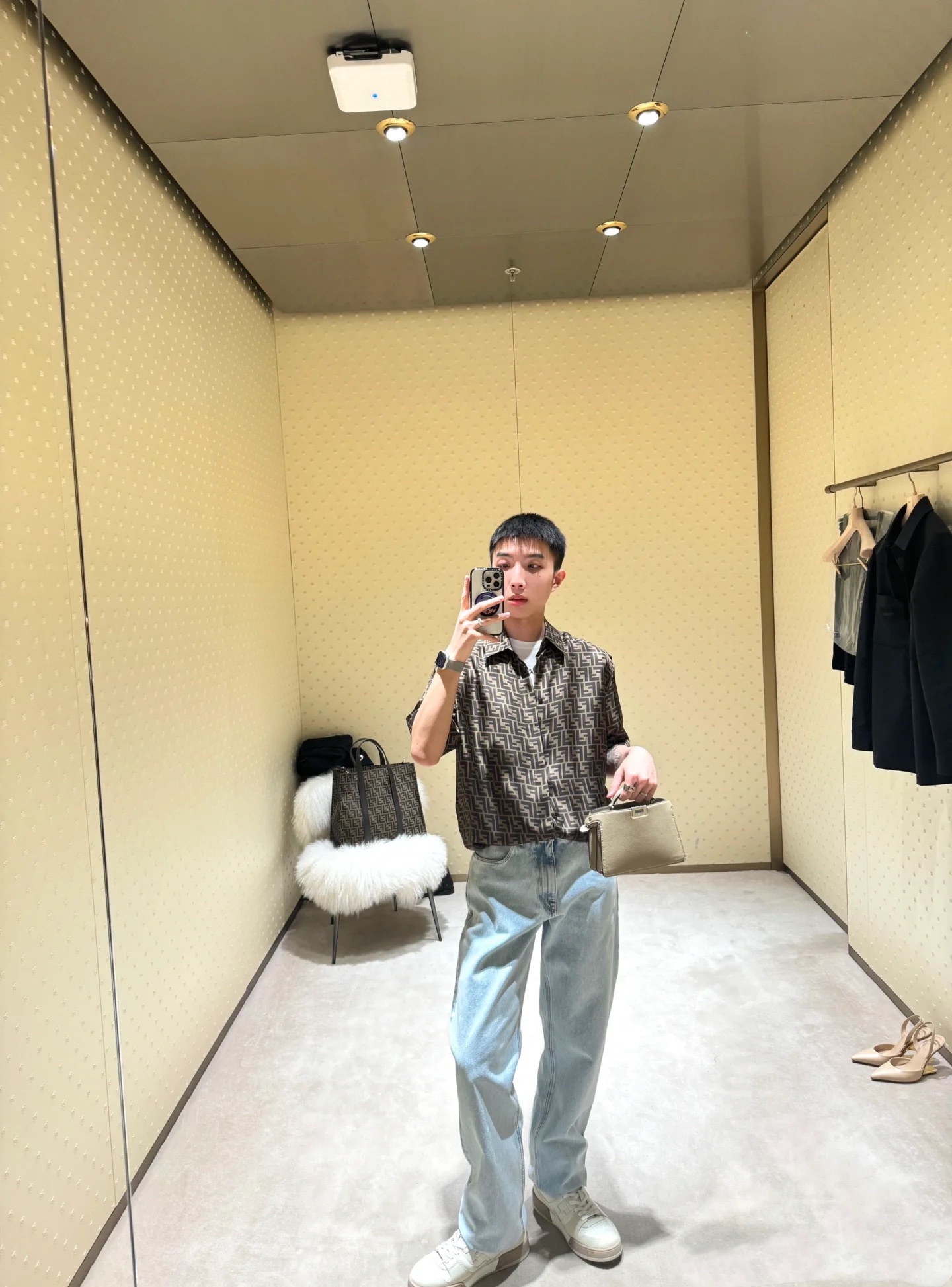 。Fendi 全幅FF短袖衬衫
定制莱赛尔天丝 细腻柔软 舒适贴肤 棕韵天成 奢雅无界 饰以FF字母点缀