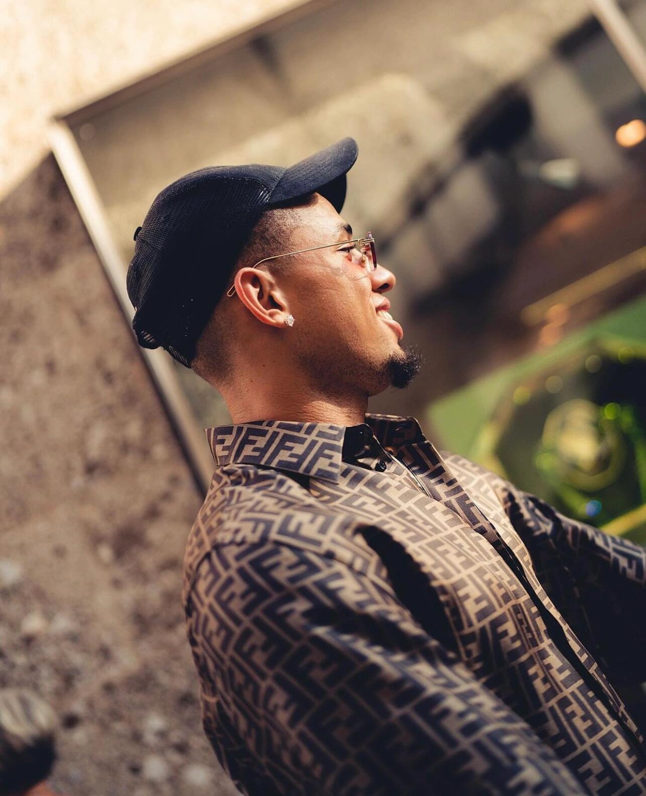 。Fendi 全幅FF短袖衬衫
定制莱赛尔天丝 细腻柔软 舒适贴肤 棕韵天成 奢雅无界 饰以FF字母点缀