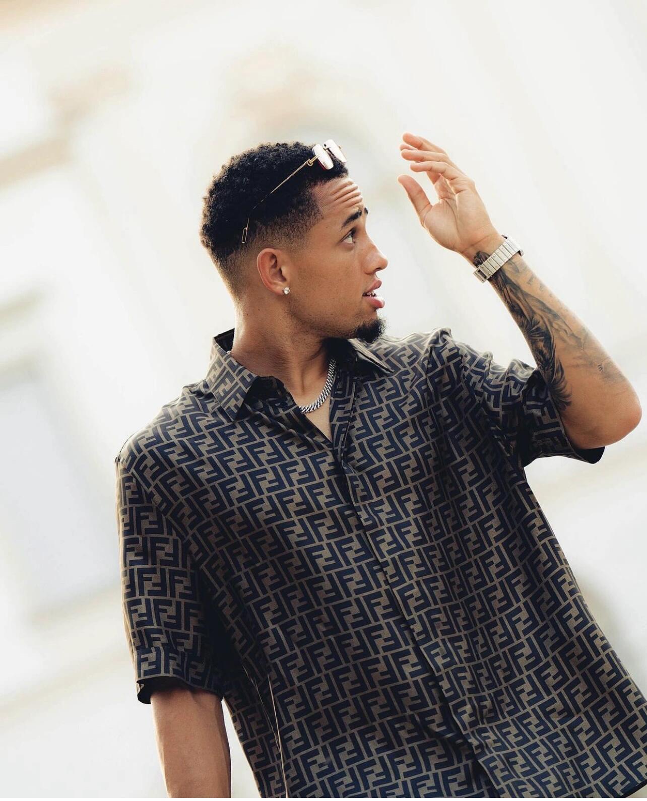 。Fendi 全幅FF短袖衬衫
定制莱赛尔天丝 细腻柔软 舒适贴肤 棕韵天成 奢雅无界 饰以FF字母点缀