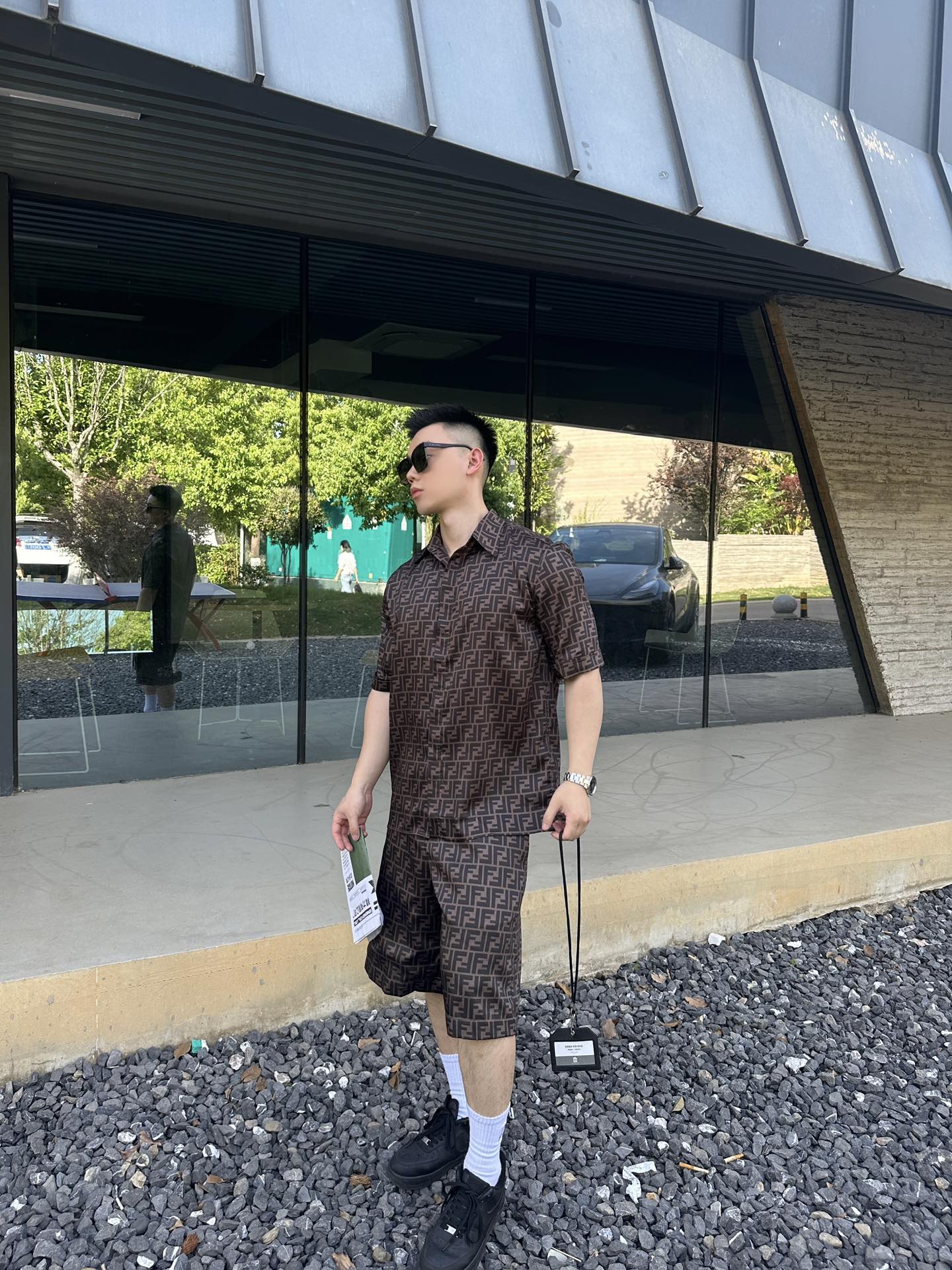 。Fendi 全幅FF短袖衬衫
定制莱赛尔天丝 细腻柔软 舒适贴肤 棕韵天成 奢雅无界 饰以FF字母点缀