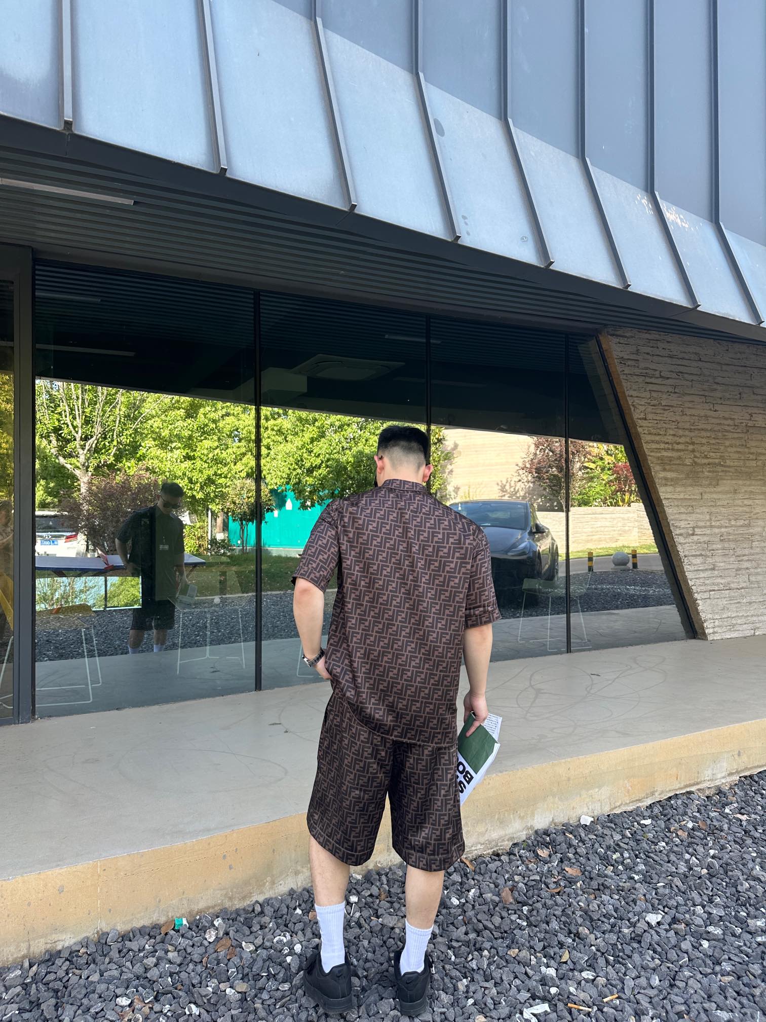 。Fendi 全幅FF短袖衬衫
定制莱赛尔天丝 细腻柔软 舒适贴肤 棕韵天成 奢雅无界 饰以FF字母点缀