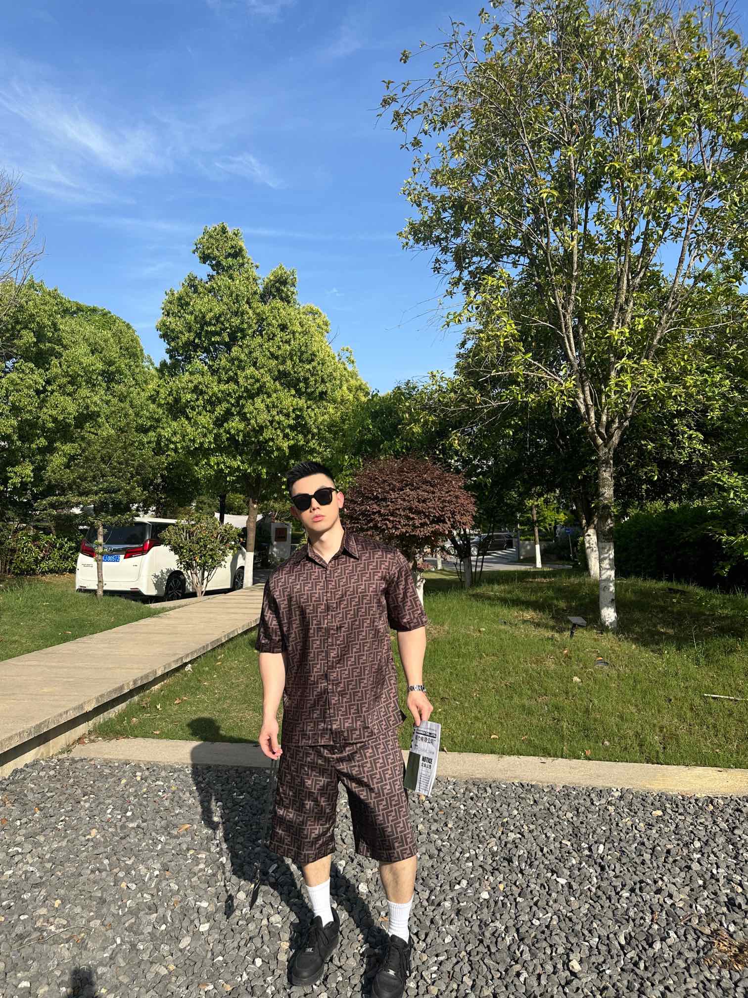 。Fendi 全幅FF短袖衬衫
定制莱赛尔天丝 细腻柔软 舒适贴肤 棕韵天成 奢雅无界 饰以FF字母点缀