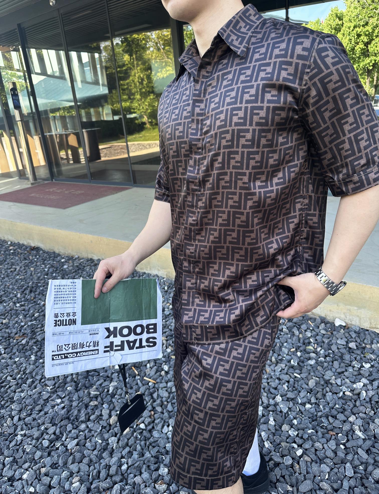 。Fendi 全幅FF短袖衬衫
定制莱赛尔天丝 细腻柔软 舒适贴肤 棕韵天成 奢雅无界 饰以FF字母点缀