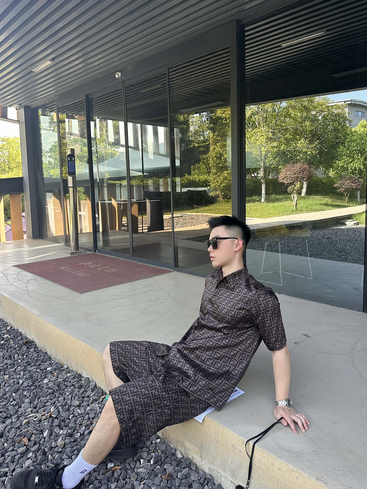 。Fendi 全幅FF短袖衬衫
定制莱赛尔天丝 细腻柔软 舒适贴肤 棕韵天成 奢雅无界 饰以FF字母点缀