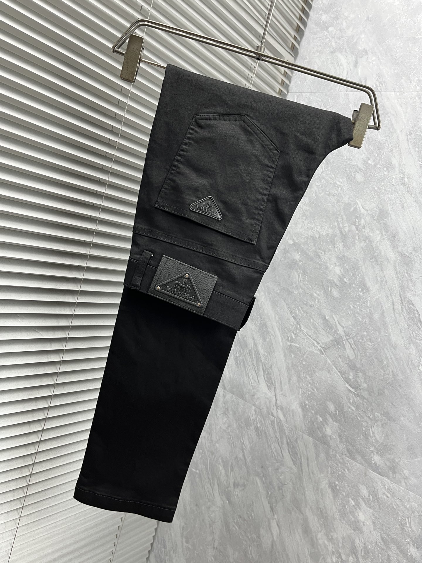 NO:431417,Pula'’2025ss spring and summer counters have a hot casual trousers. This season, it must be versatile styles, with an excellent upper body, super versatile style, original 1:1 replica. The latest fashion element design of the counter, imported fixed woven high-quality European cotton fabric, super good style, casual and fashionable essentials!  Highly recommended model Size 29-38,,prada,alexander wang19860909普拉‘’2025ss春夏专柜同步爆款休闲西裤,本季必入百搭款式,上身极为出挑,超级百搭款 ,原版1:1复刻 专柜最新时尚元素设计,进口定织高品质欧棉面料,版型超好,休闲时尚必备！强烈推荐款 尺码 29-38,,prada,alexander wang,Men's clothing