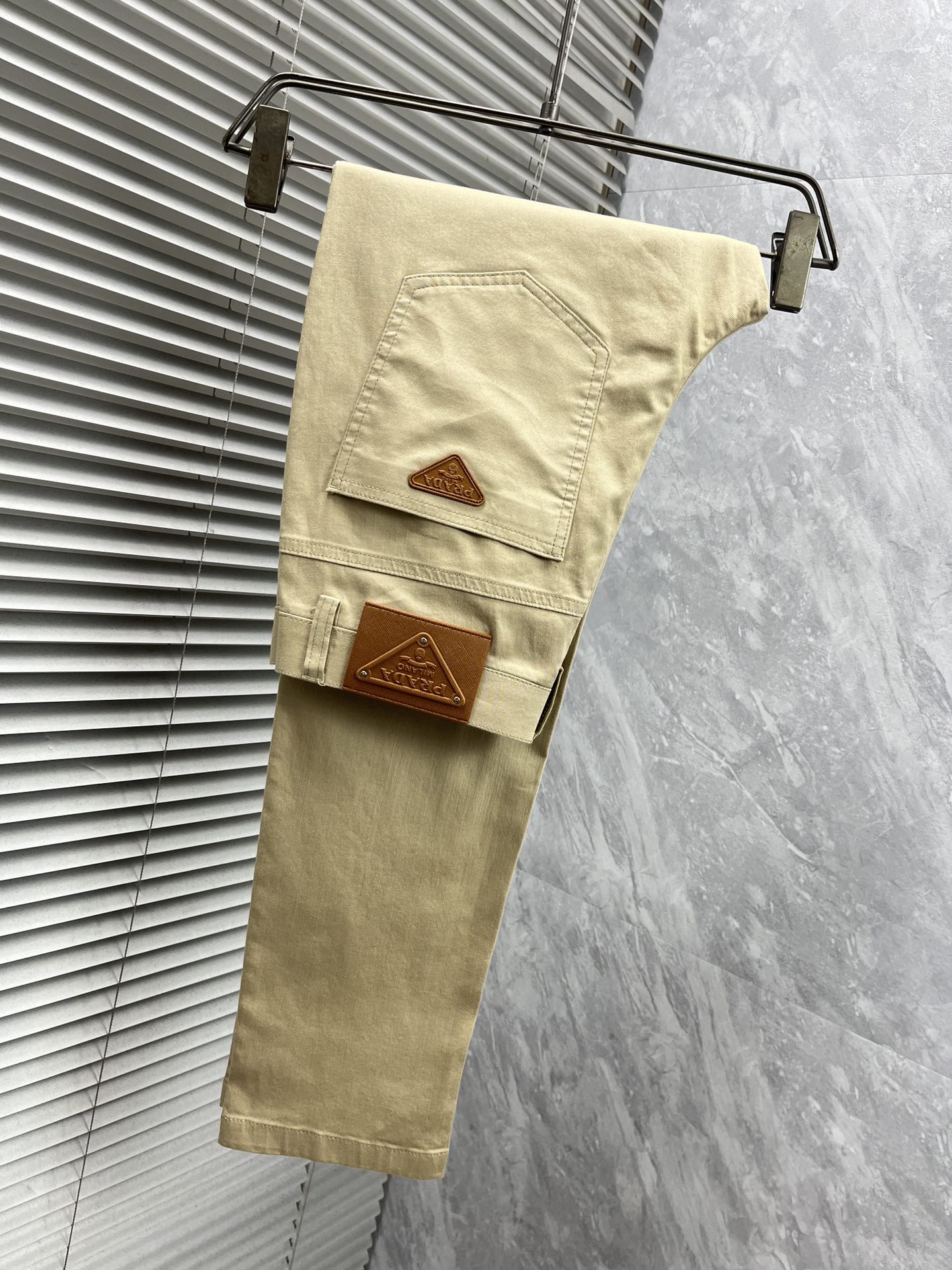 NO:431422,Pula*2025ss Spring and Summer Counter has a hot casual trousers. This season is a must-have versatile style. The upper body is extremely outstanding and super versatile. The original version is 1:1 replica. The latest fashion element design of the counter, imported fixed woven high-quality European cotton fabric, the style is super good, and the casual and fashionable must be available!  Highly recommended model Size 29-38,,prada,alexander wang19860909普拉*2025ss春夏专柜同步爆款休闲西裤,本季必入百搭款式,上身极为出挑,超级百搭款 ,原版1:1复刻 专柜最新时尚元素设计,进口定织高品质欧棉面料,版型超好,休闲时尚必备！强烈推荐款 尺码 29-38,,prada,alexander wang,Men's clothing