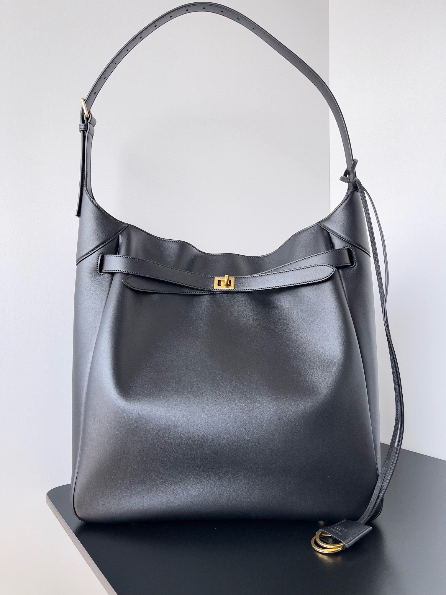 NO:207987,Genuine Balenciaga Bel Air Hobo The new bel air hobo is unveiled in the balenciaga winter series look18 and look 20co bag style casual and unrestrained without losing style, full of design sense. Whether casual or formal, it can perfectly hold it to show a unique urban fashion attitude. It is paired with adjustable shoulder straps. Size: length 43.9x high 39.8x width 14.9cm Model 805758 Black Gold, Balenciaga, balenciaga19860909正品级 Balenciaga Bel Air Hobo 全新 bel air hobo亮相于balenciaga冬季系列look18和look 20co包型随性不羁又不失格调,设计感十足 无论是休闲还是正装都能完美hold住展现出独特的都市时尚态度一搭配可调节肩带 尺寸:长43.9x高39.8x宽14.9厘米 型号805758黑金,巴黎世家,balenciaga,balenciaga,Bag