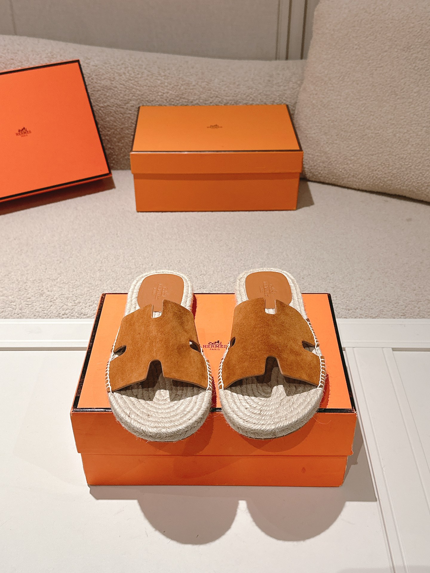 NO:419929,Hermes#Men's Size, the latest Antigua straw slippers in spring and summer, Nature's natural and sandy colors, combined with straw bottoms, fully displaying the refreshing and casual old money style. In the hot summer, wear these slippers and feel the perfect combination of comfort and fashion!  Upper: Original cowhide Fighting: Original straw woven/cowhide Outsole: Original genuine leather outsole Size 39-45 for men (46.47 custom made without return or exchange), slippers, hermes, slippers, espadrilles, cowhide, Leather soles19860909Hermes#限男码 春夏最新 Antigua 草编拖鞋,Nature 自然色与沙色的搭配,加上草编底,尽显清爽随性的老钱风展现休闲感 在炎热的夏天,穿上这双拖鞋,感受舒适与时尚的完美结合！ 鞋面: 原版牛皮 垫脚: 原版草编/牛皮 大底: 原版真皮大底 码数男39-45（46.47定做不退换）,拖鞋,hermes,slippers,espadrilles,cowhide,Leather soles,Women's Shoes