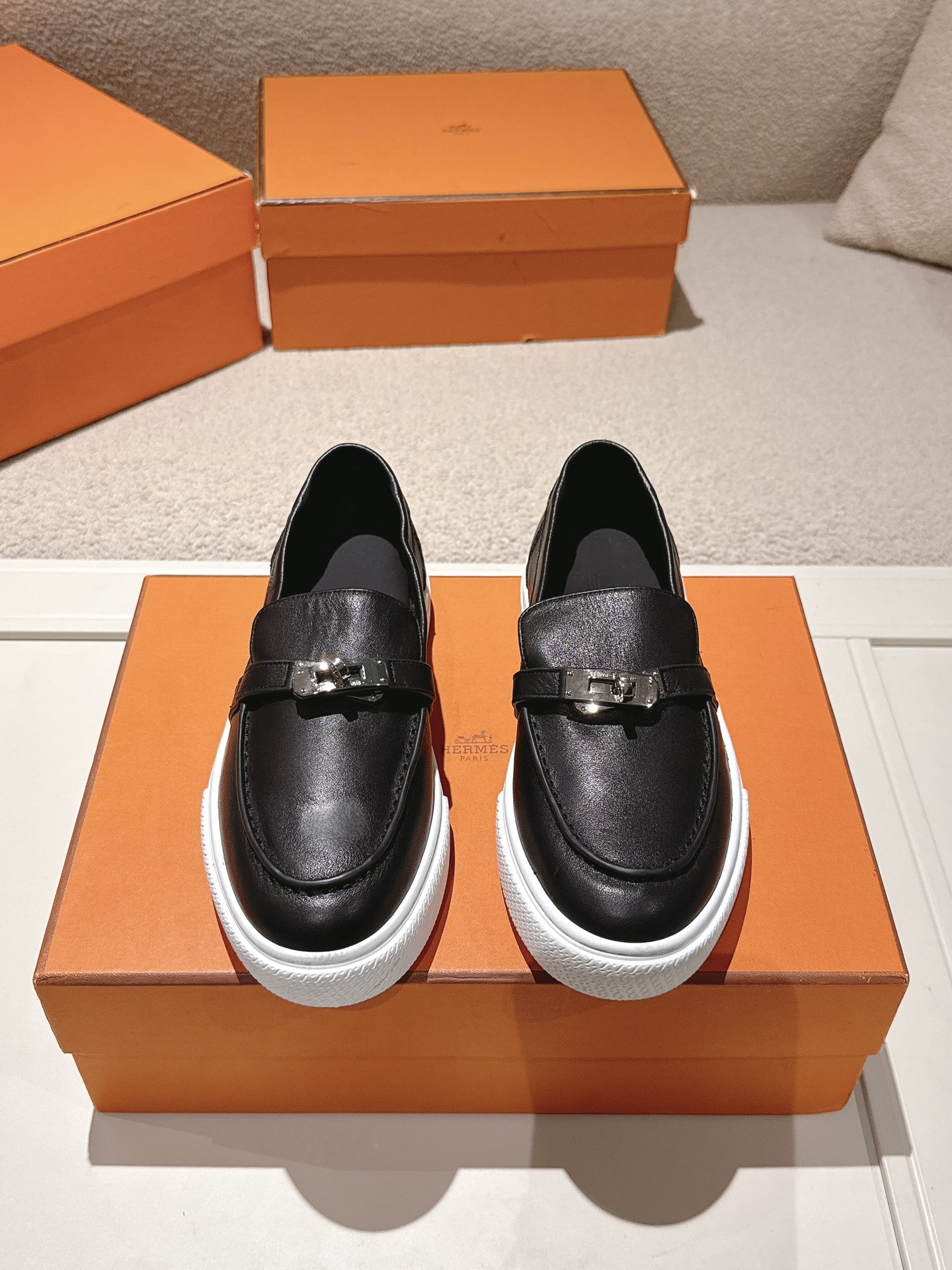 NO:239424,Hermes new Kelly buckle thick-soled loafers upper cowhide/suede material inner lining sheepskin inner lining exclusive open-modeled sole size women's size 35-40 men's size 39-45 (for women 41/men's 46 custom-made without return) women's size, men's size, loafers, hermes, loafers, cowhide, sheepskin, chamois leather19860909Hermes 新款Kelly扣厚底乐福鞋 鞋面牛皮/麂皮材质 内里羊皮内里 大底独家开模大底 码数女码35-40 男码39-45（女41/男46定做不退换） 女码,男码,乐福鞋,hermes,loafers,cowhide,sheepskin,chamois leather,Women's Shoes