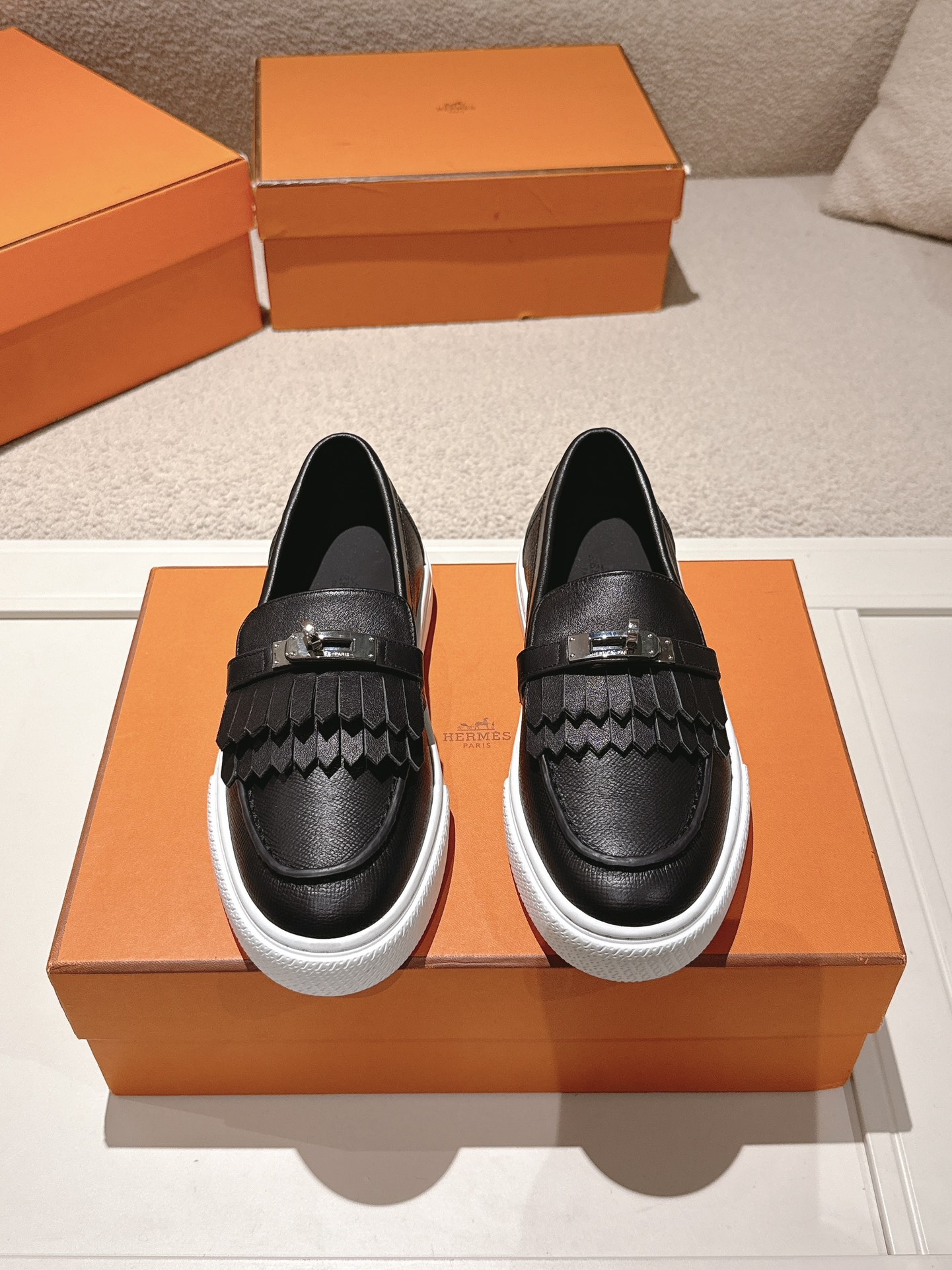 NO:239426,Hermes# Limited Women's Size New Kelly buckle thick-soled loafers, upper cowhide/suede material, inner lining, sheepskin, outer sole, exclusive open-modeled outsole, size number of women's size 35-40, women's size, men's size, loafers, hermes, loafers, cowhide, sheepskin, chamois leather19860909Hermes#限女码 新款Kelly扣厚底乐福鞋 鞋面牛皮/麂皮材质 内里羊皮内里 大底独家开模大底 码数女码35-40 女码,男码,乐福鞋,hermes,loafers,cowhide,sheepskin,chamois leather,Women's Shoes